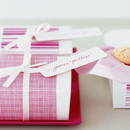 Simple wedding favors: Dressed-up boxes