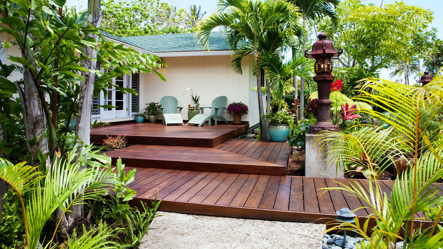 Tour a Welcoming Front-Yard Deck