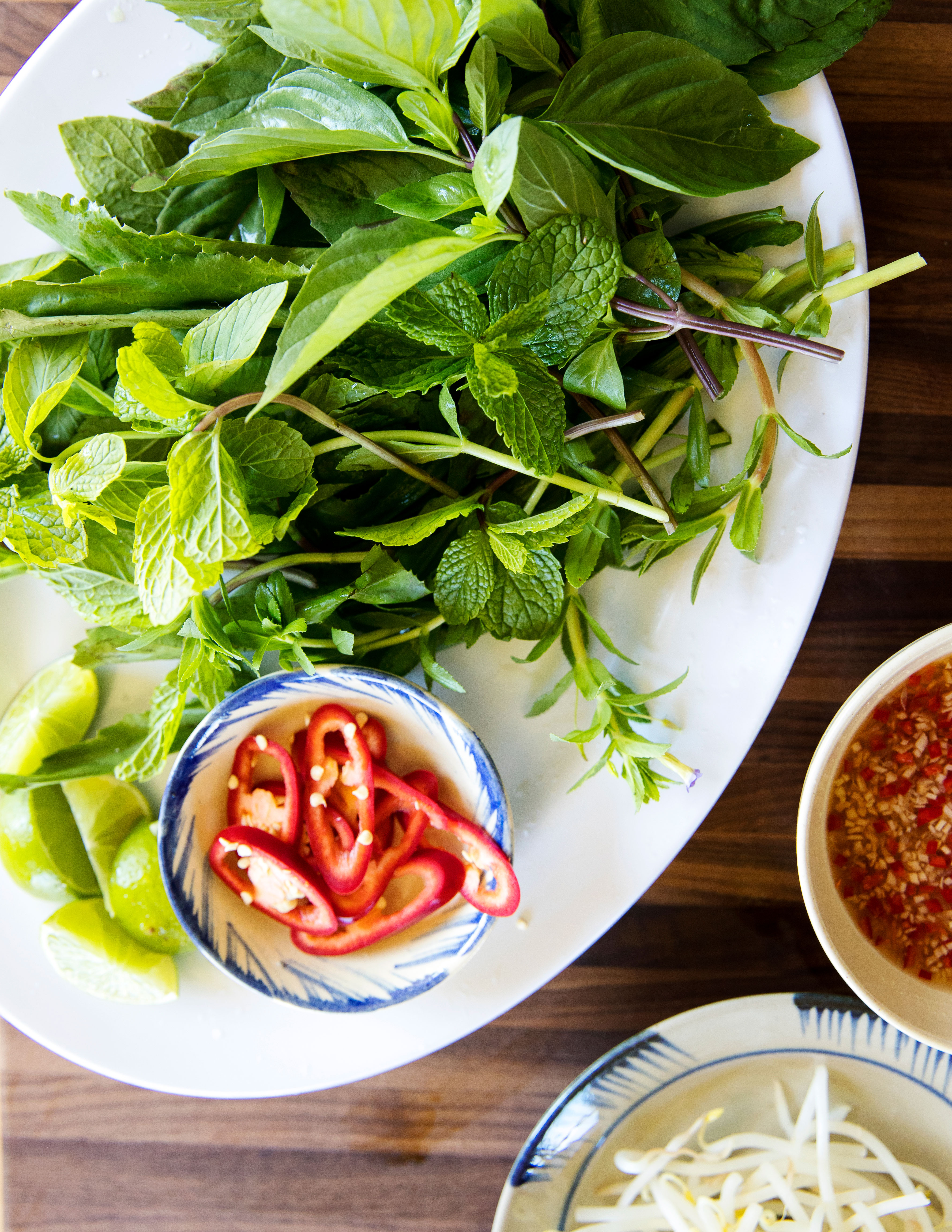 vietnamese-garnish-plate-for-pho-dia-rau-song