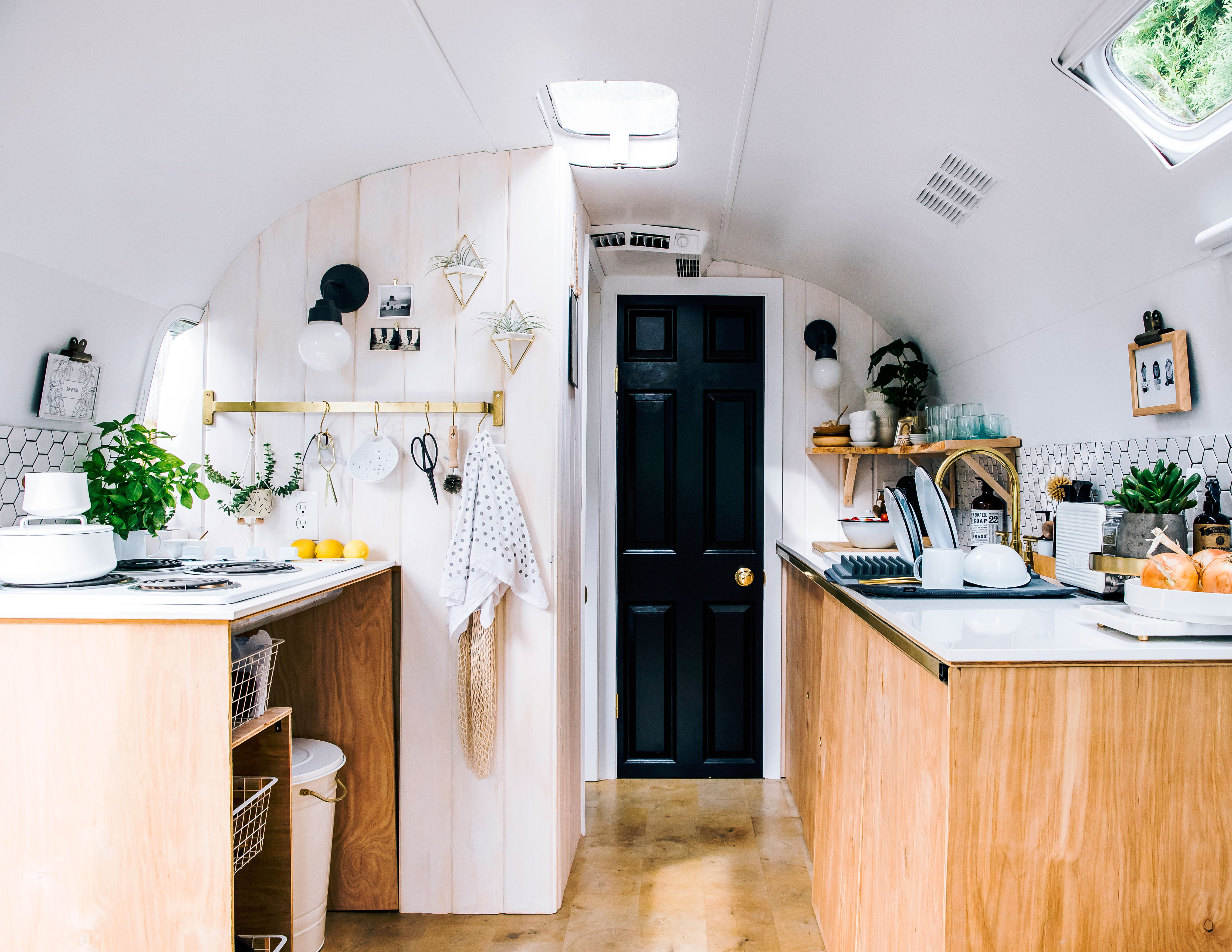 vintage-airstream-kitchen