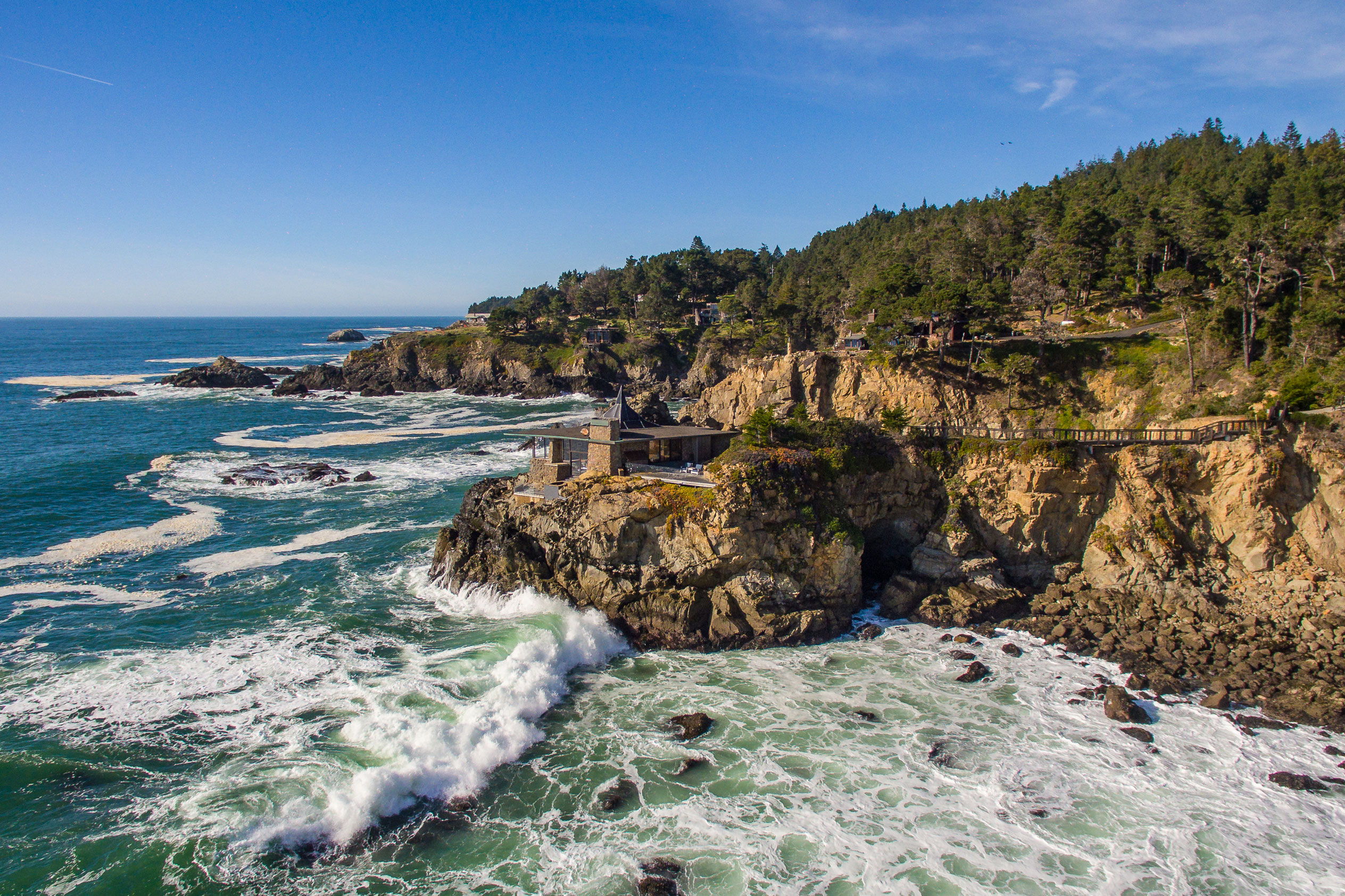 This Cliff-top “Glass House” Is Practically One with the Pacific