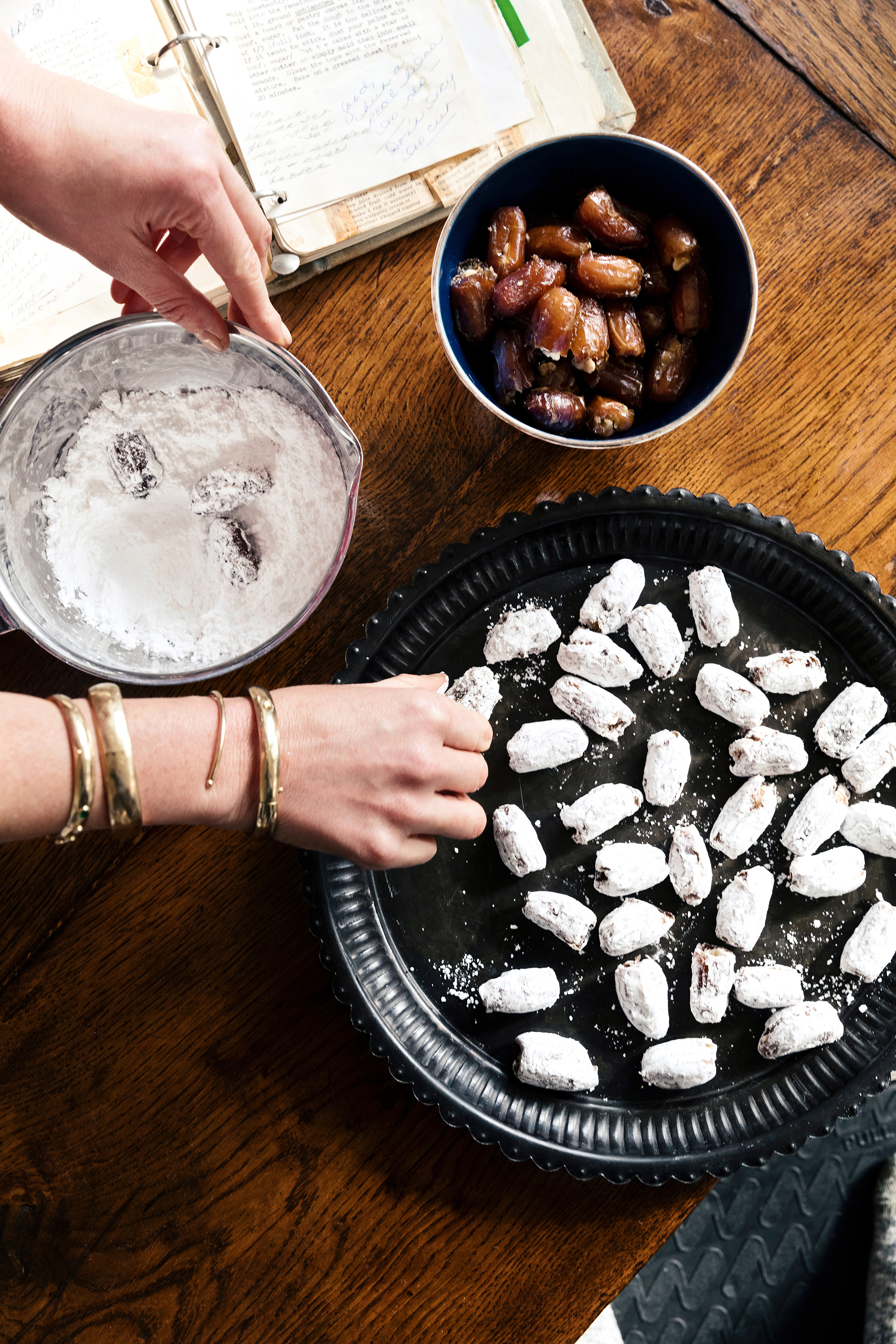 su-Powdered Stuffed Dates