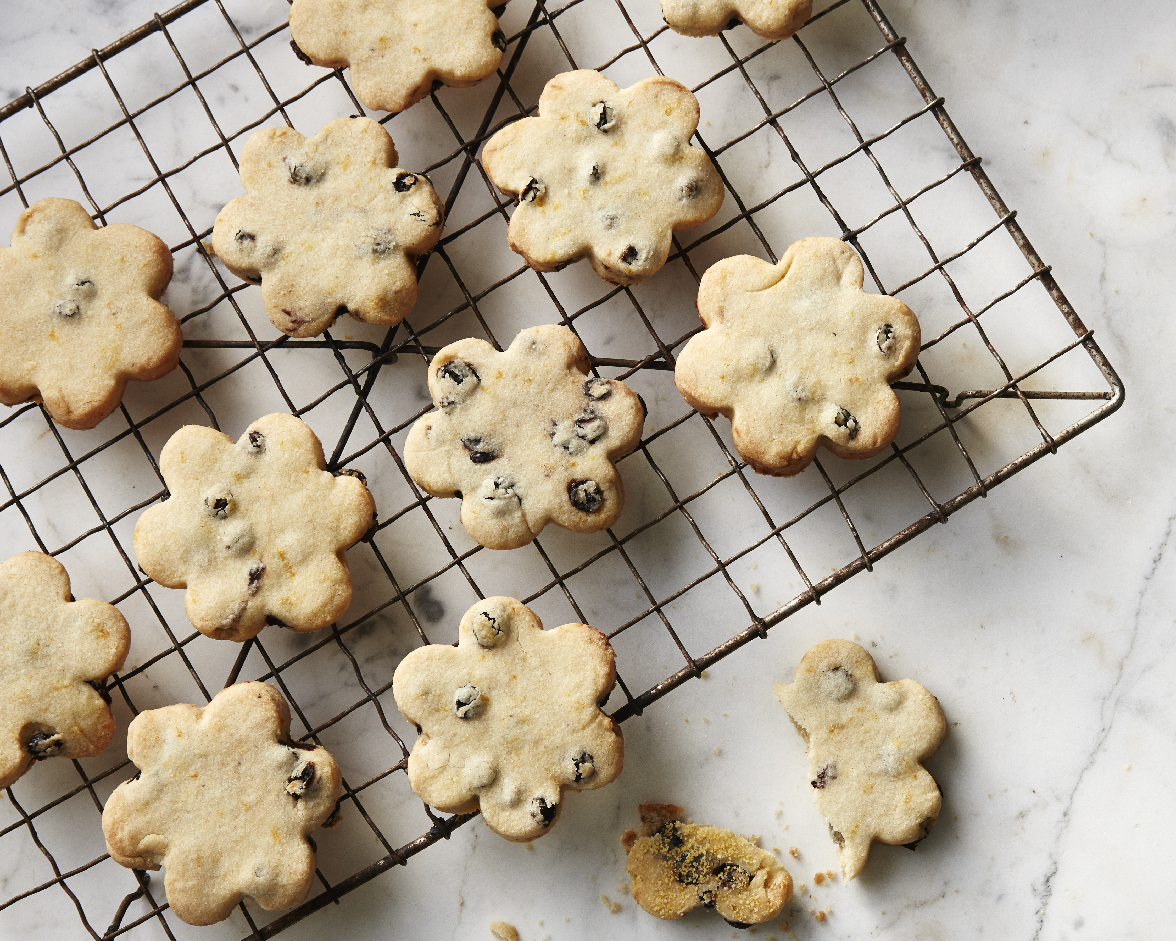 Buttery Semolina Currant Cookies