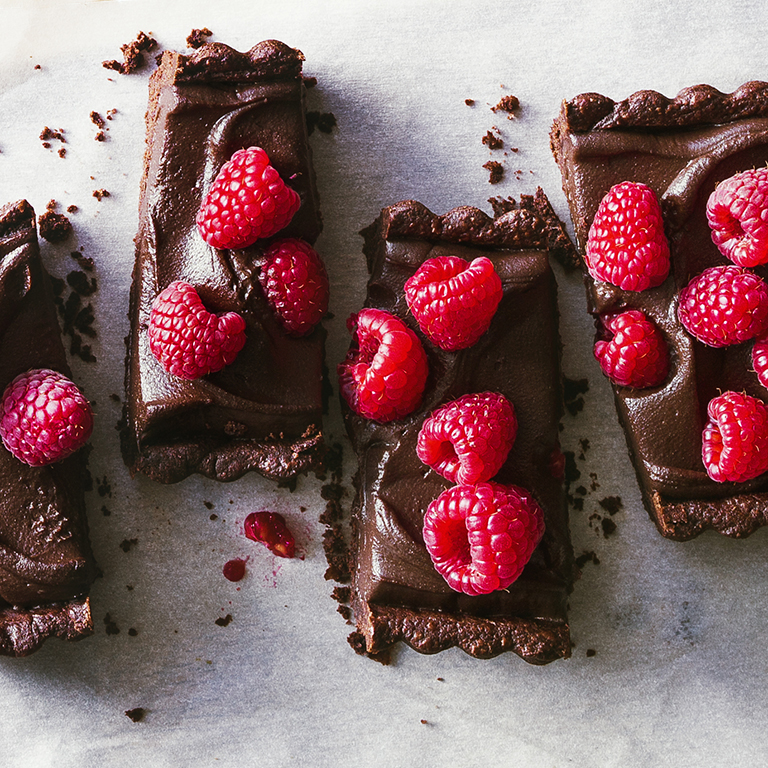 su-Chocolate Raspberry Tart Image.