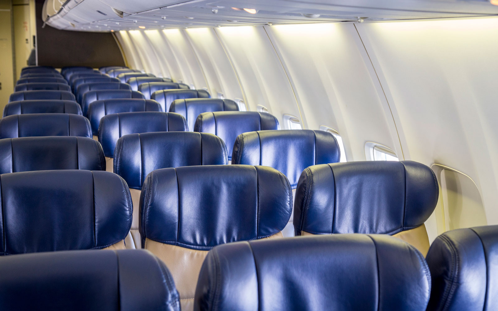 This Airplane Seat Manufacturer Thinks It Can Make the Middle Seat Better