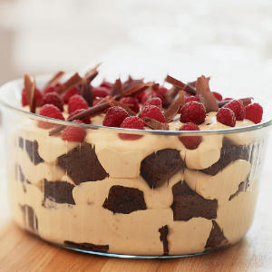 chocolate-caramel-trifle-with-raspberries