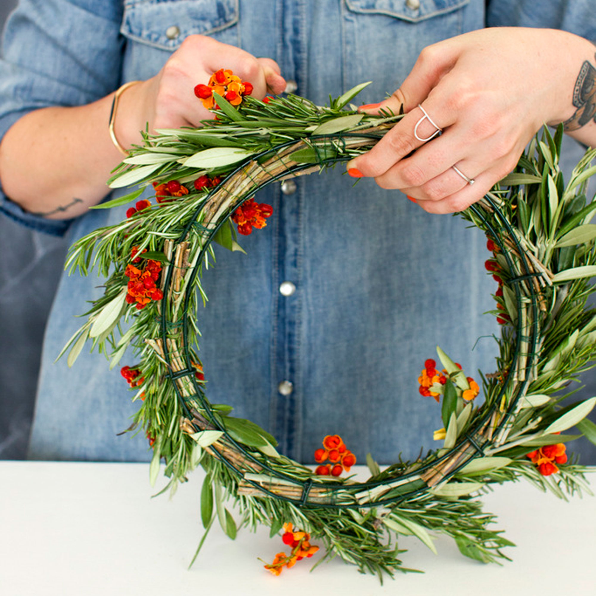 Stepbystep The easiest DIY holiday wreath Sunset Magazine