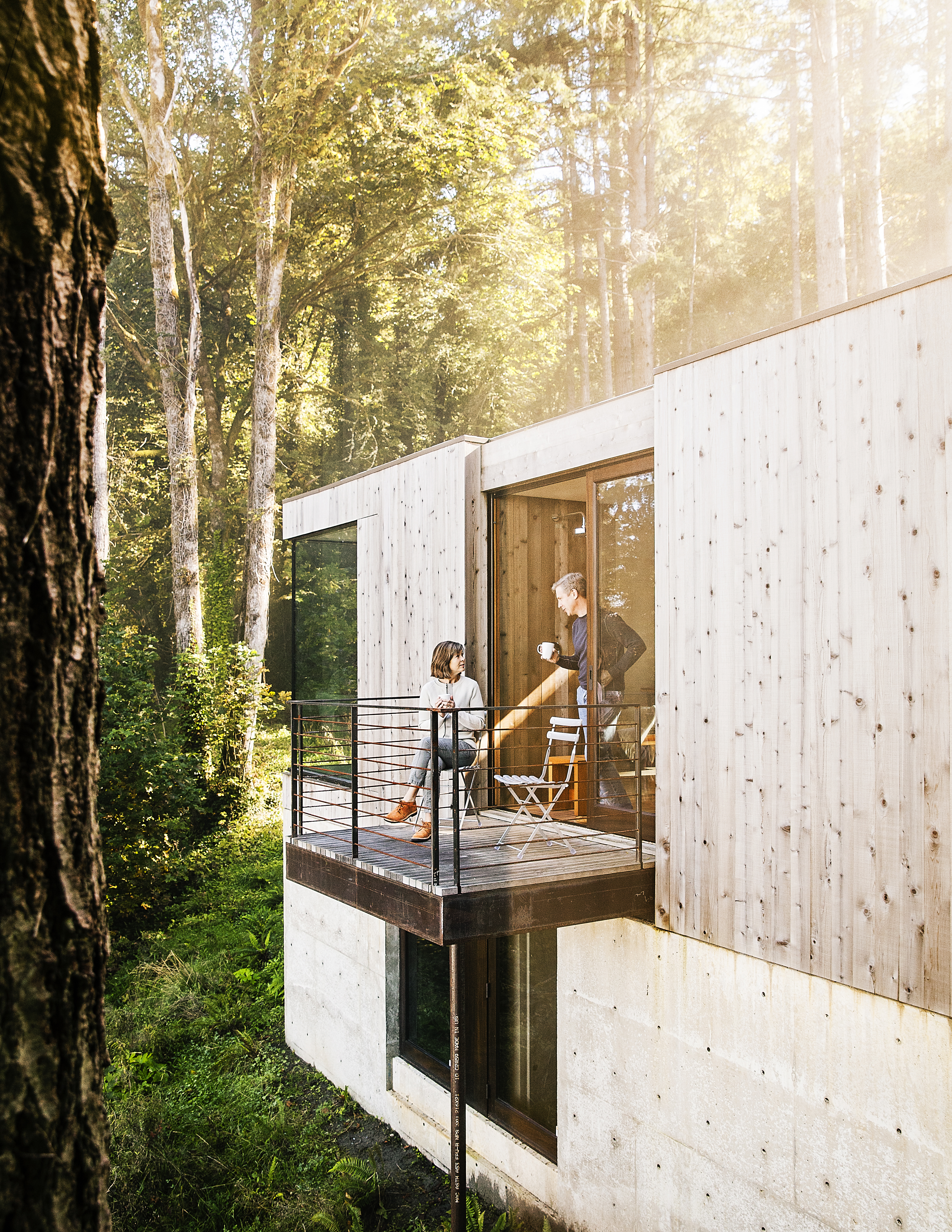 dreamy-modern-cabin-master-bathroom-deck