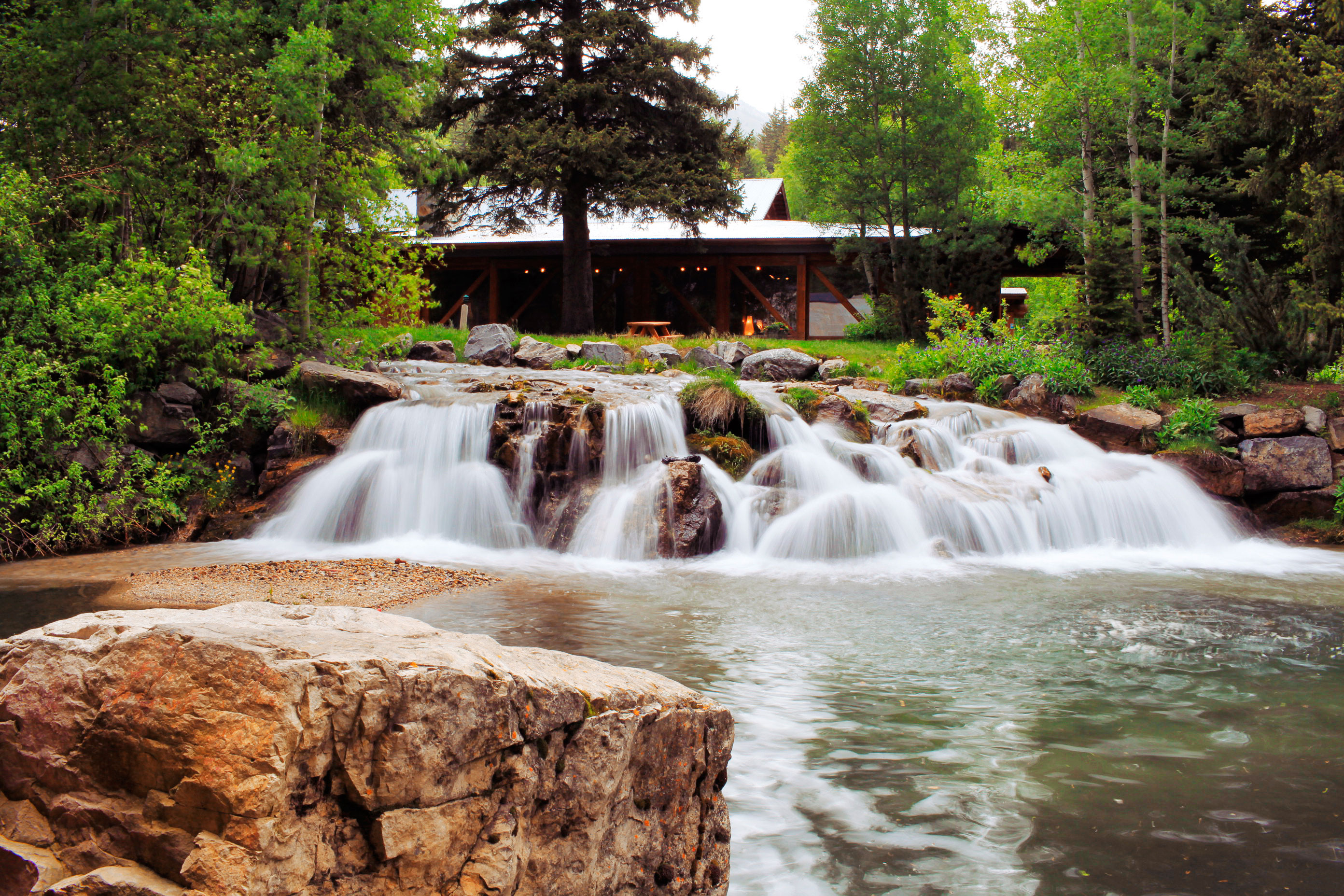 couples-escape-mountain-majesty