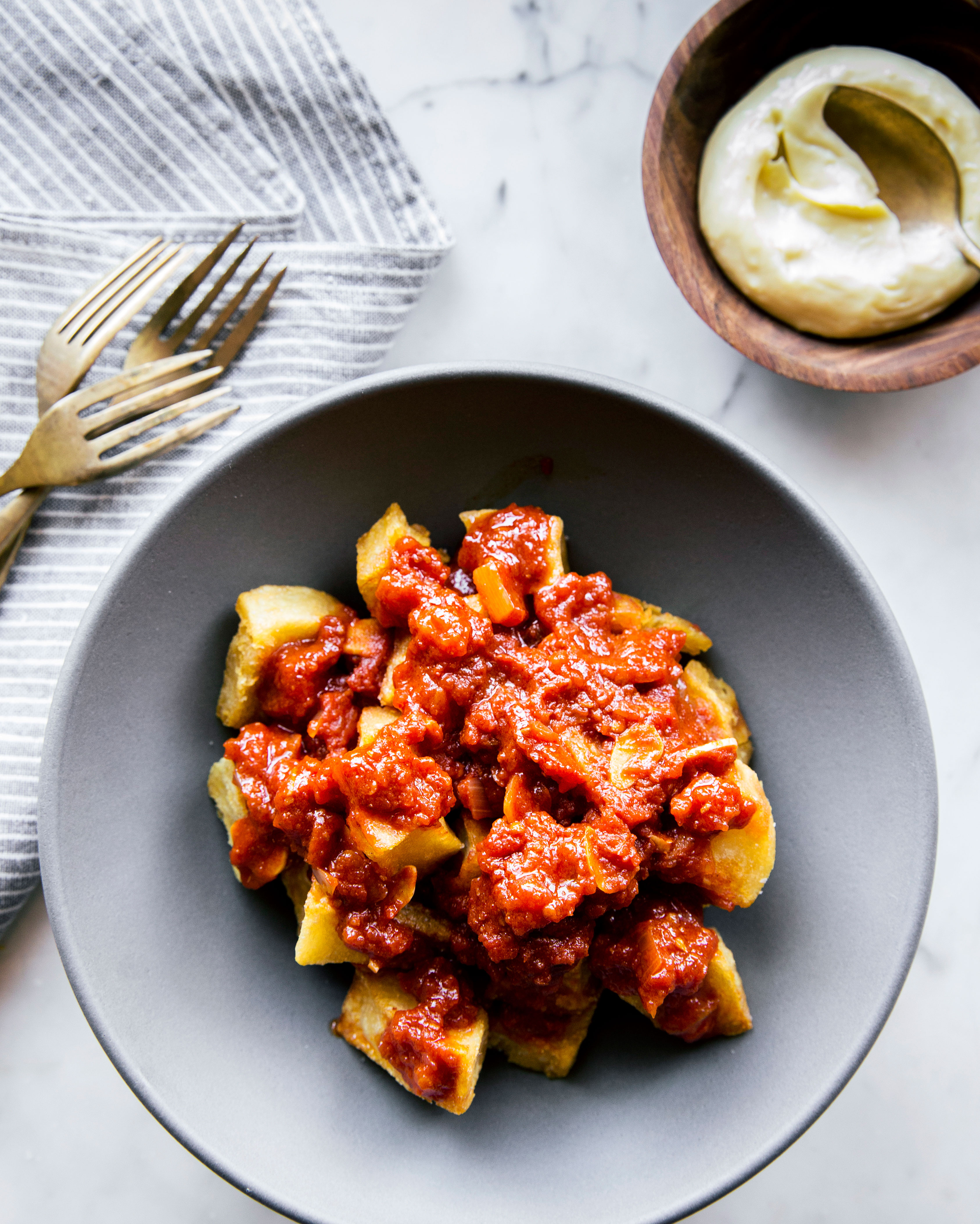crunchy-potatoes-with-spicy-tomato-sauce