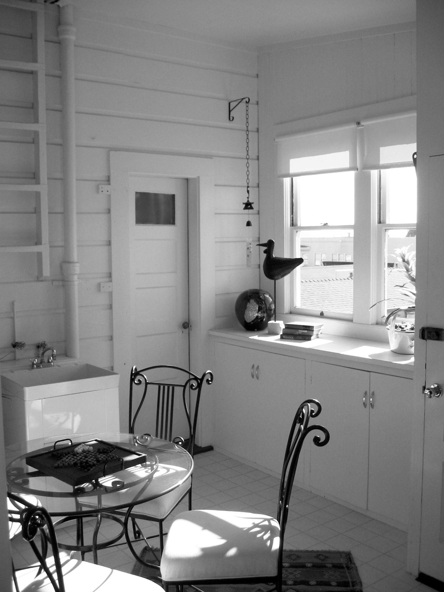 before-cramped-breakfast-nook