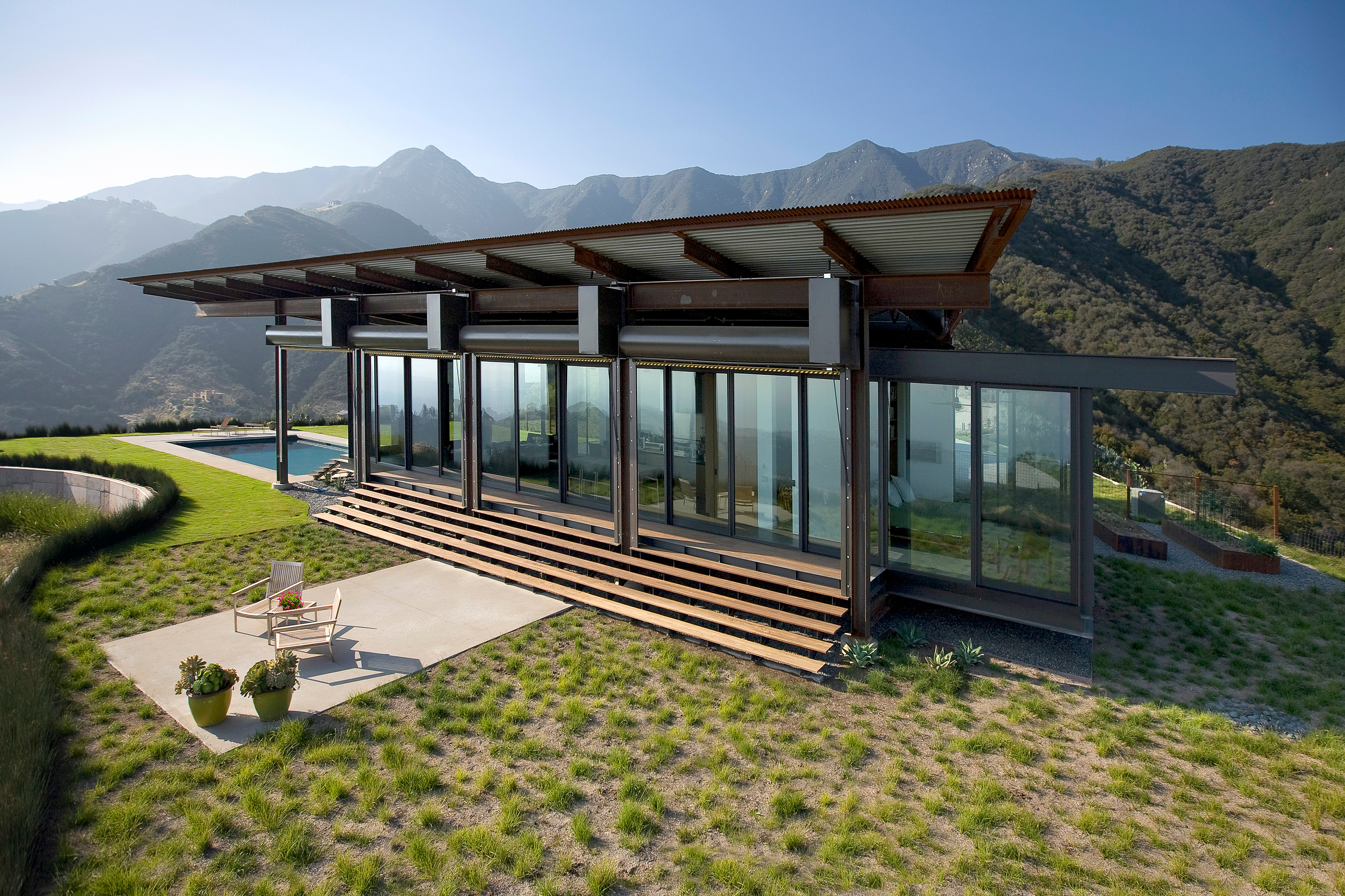 a-glass-house-thats-fire-ready