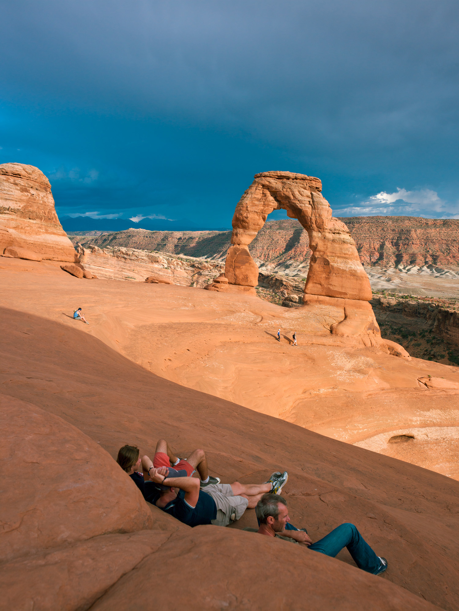 delicate-arch-trail-arches-national-park-ut