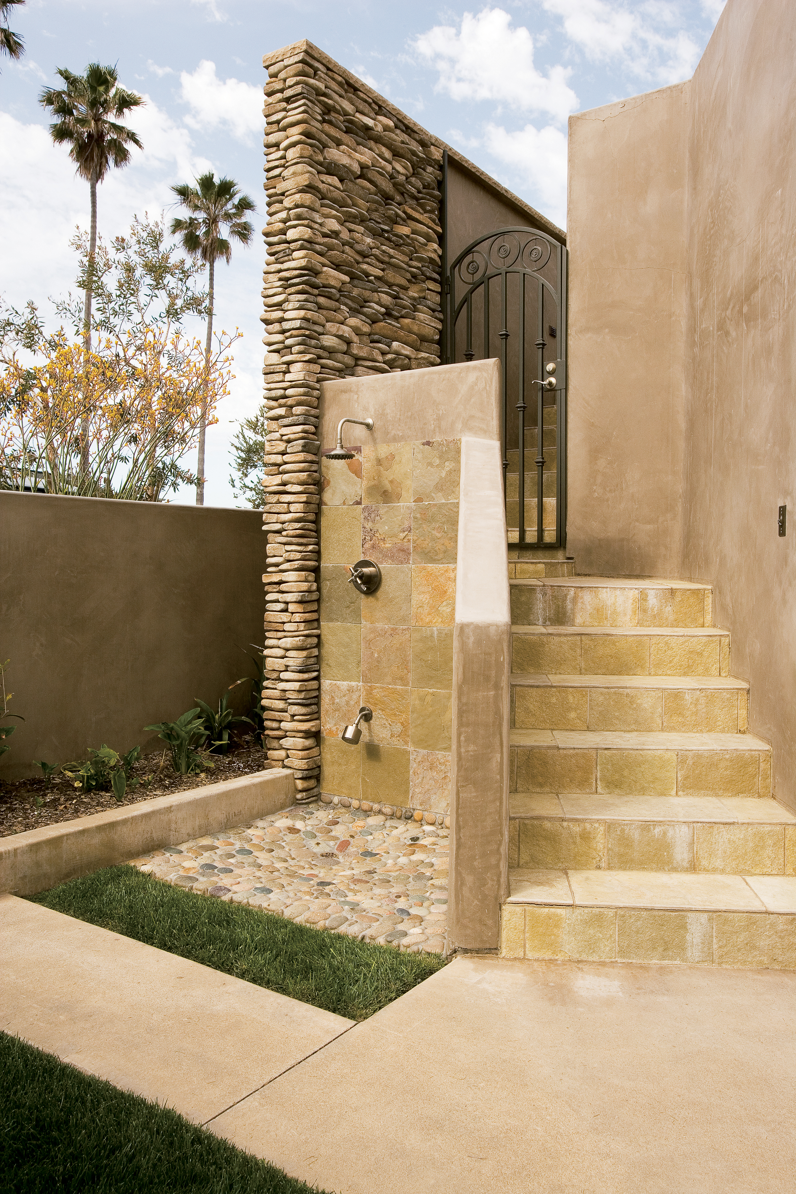 sleek-outdoor-shower