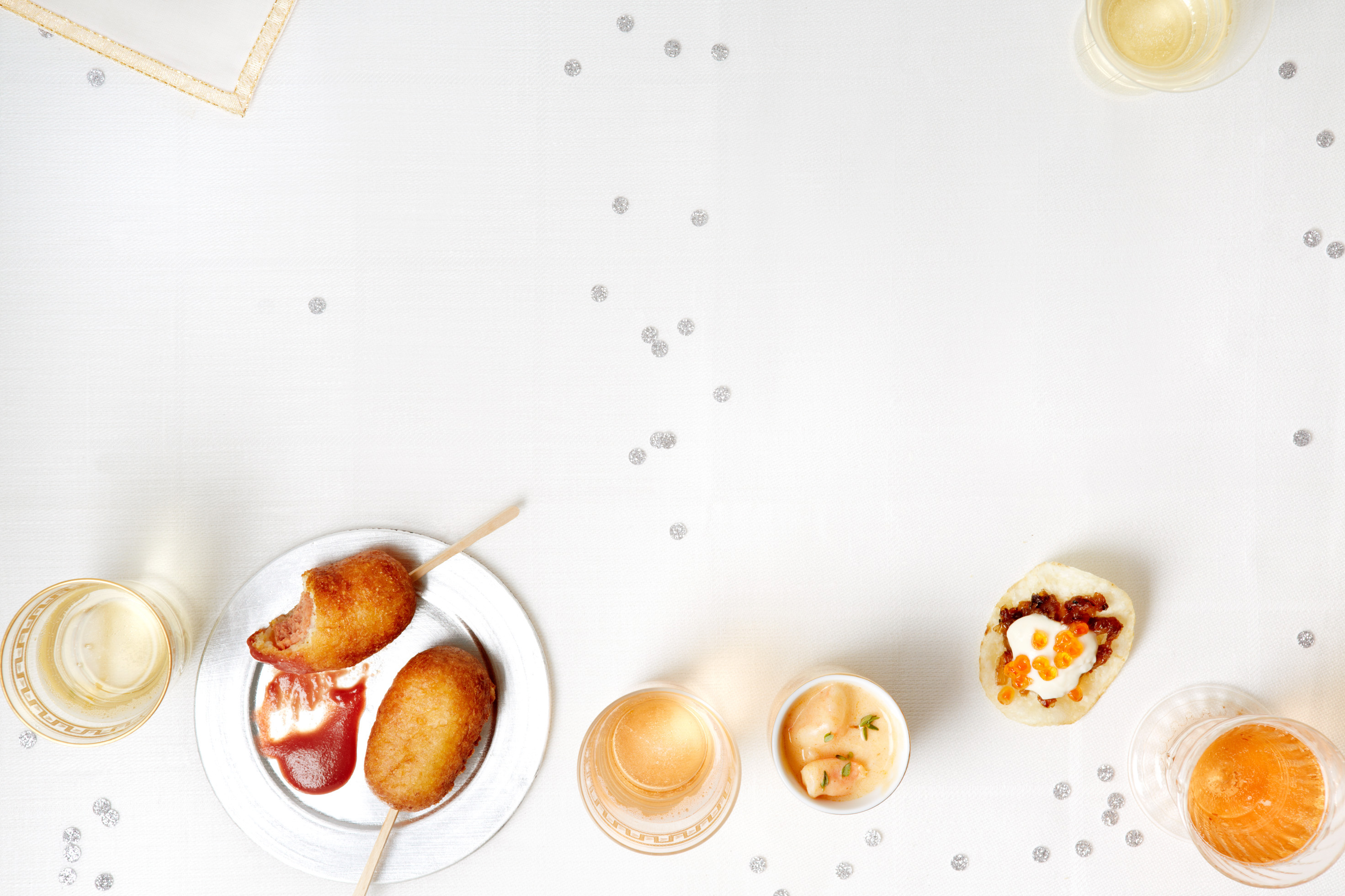 onion-and-caviar-chips-with-spicy-creme-fraiche