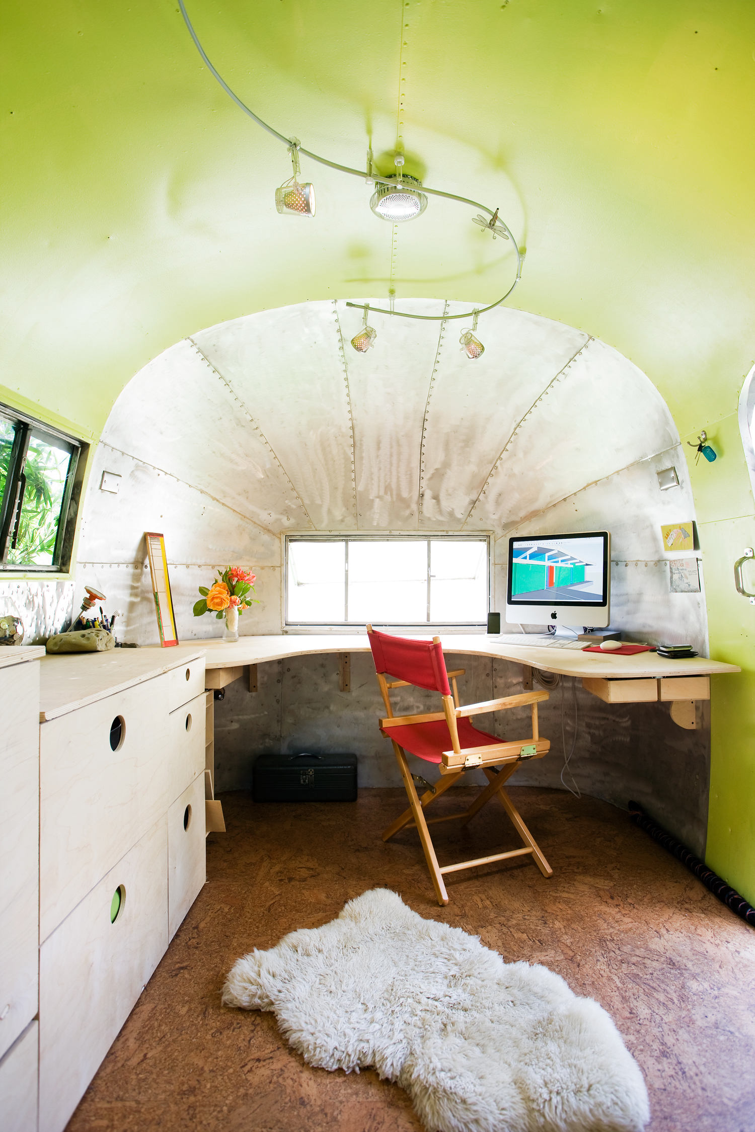 airstream-home-bedroom