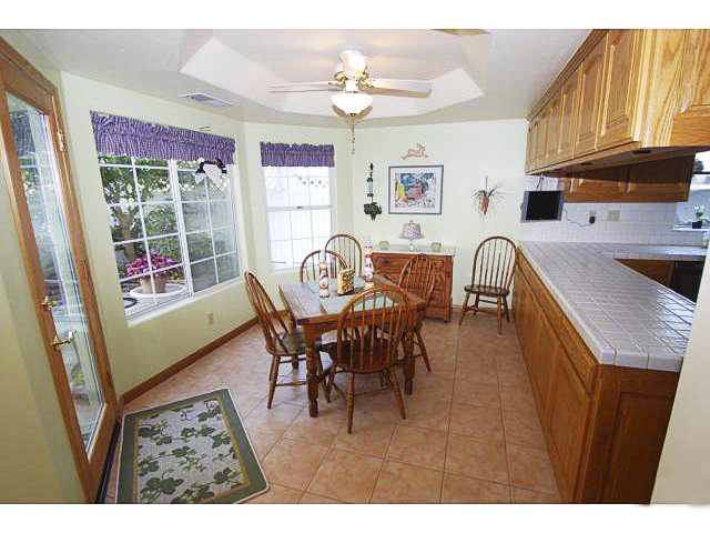 breakfast-nook-before