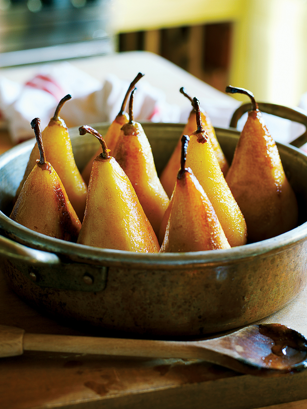 caramelized-pears-with-toasted-hazelnuts-and-chocolate-sorbet