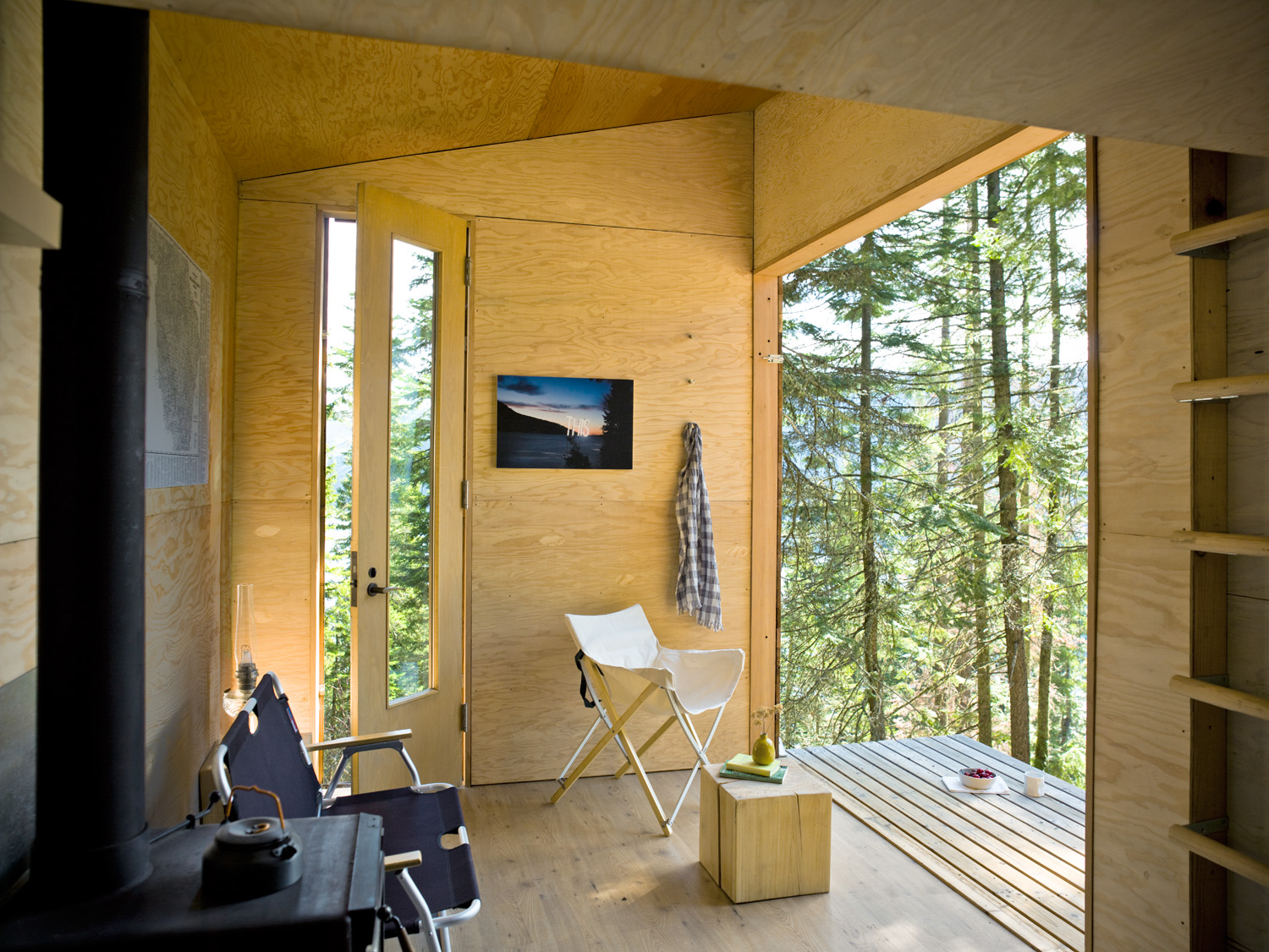 diy-cabin-retreat-interior