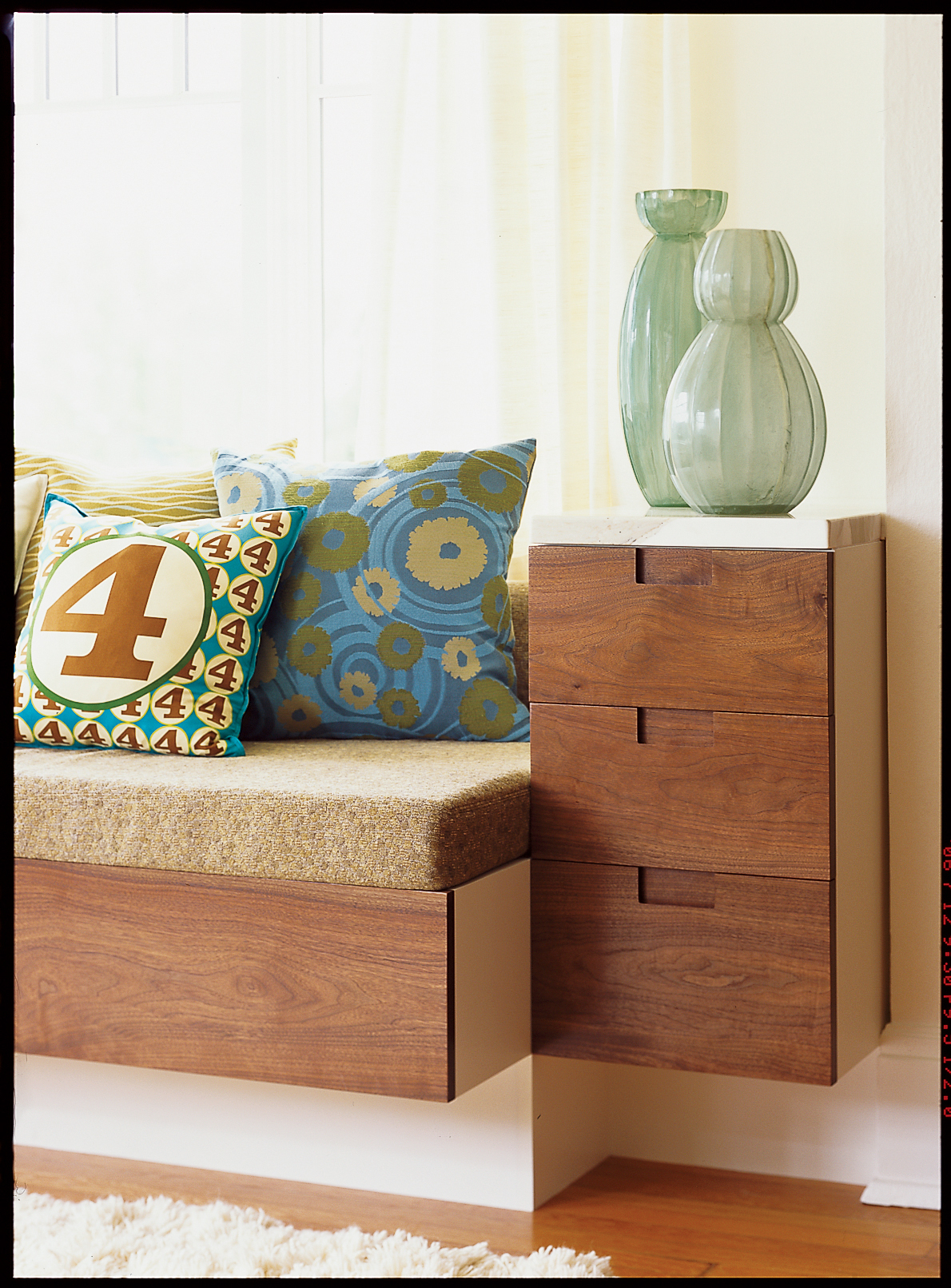 contrast-enlivens-an-interior