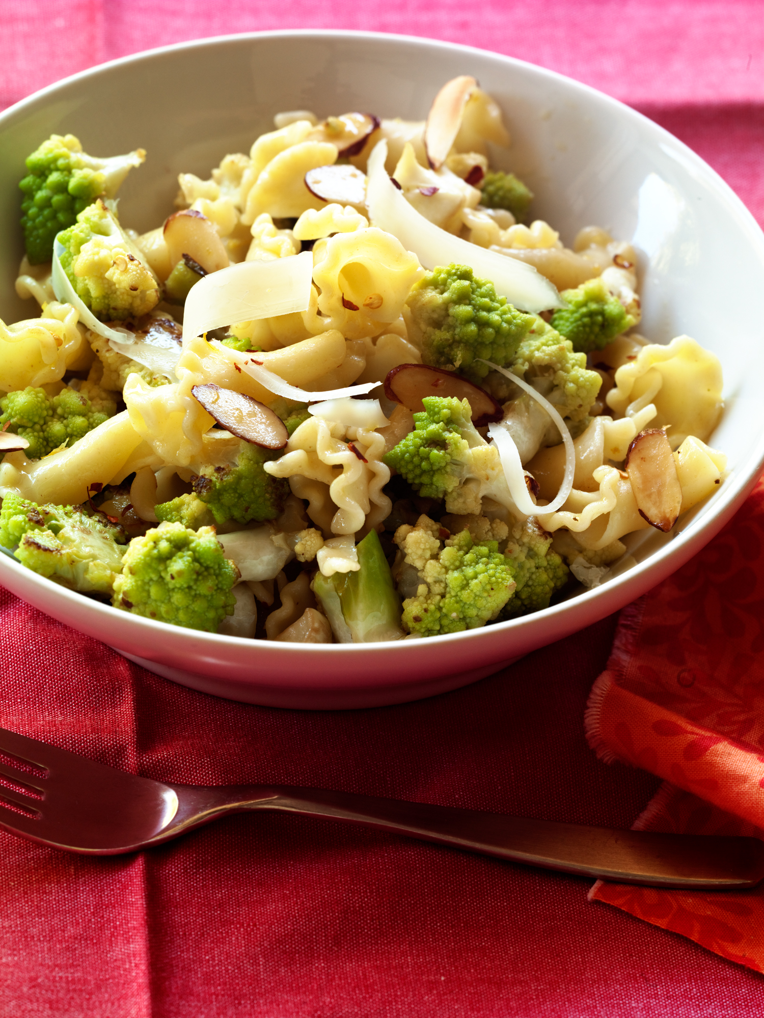 romanesco-broccoli-and-toasted-almond-pasta