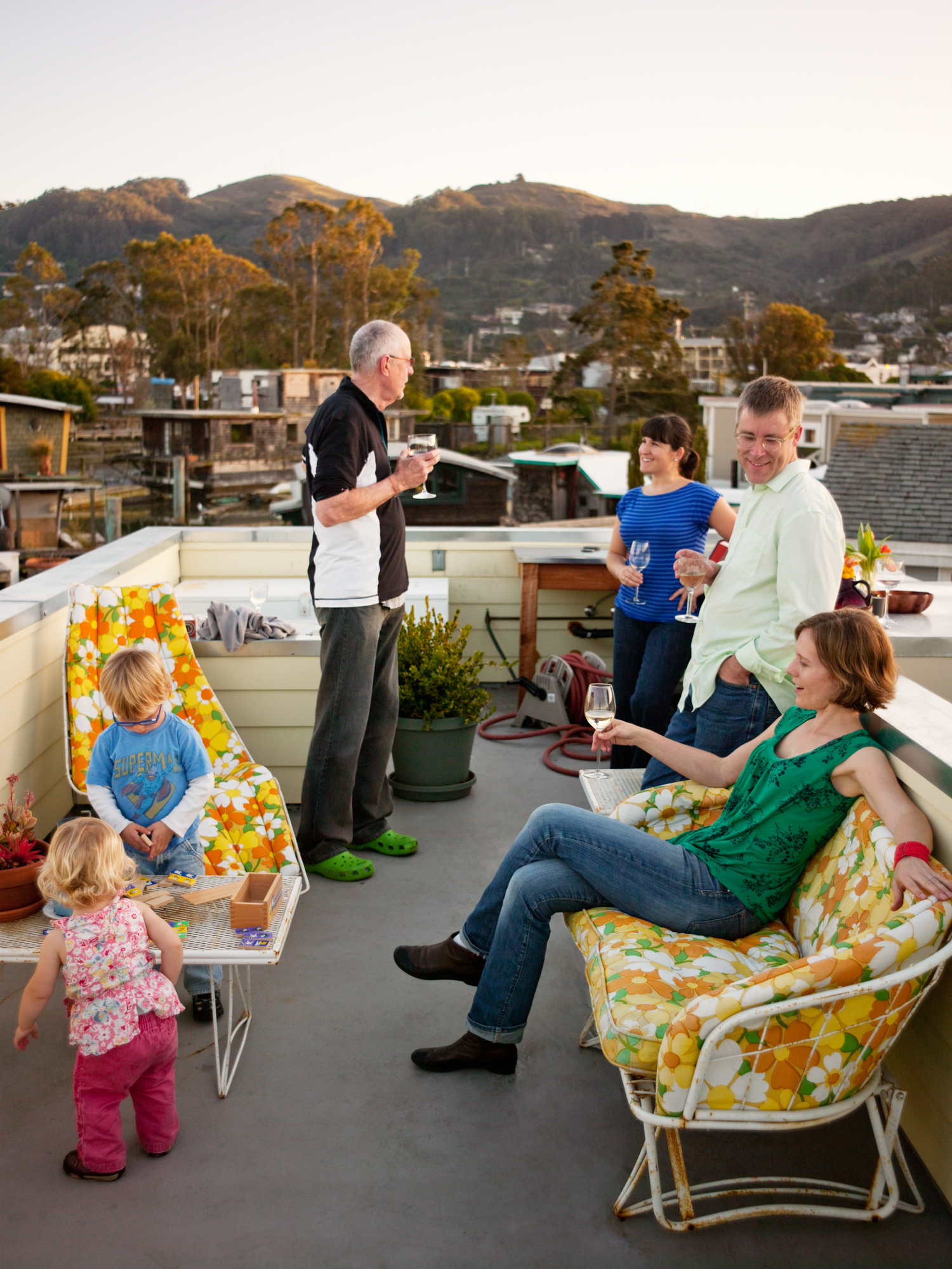 modern-houseboat-roof-top-deck