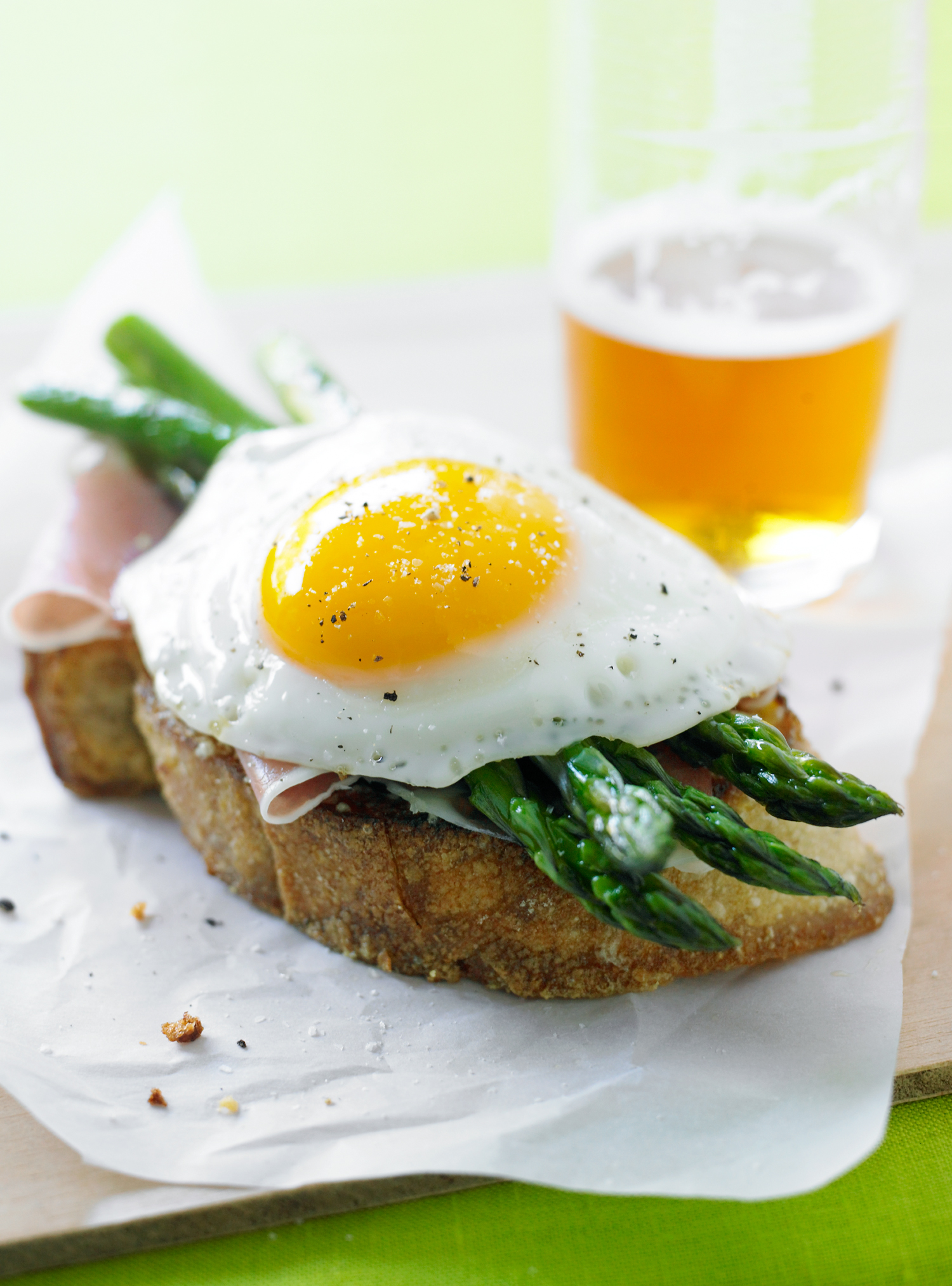 Mother’s Day: Parmesan Toasts with Asparagus, Prosciutto, and Eggs (0517)