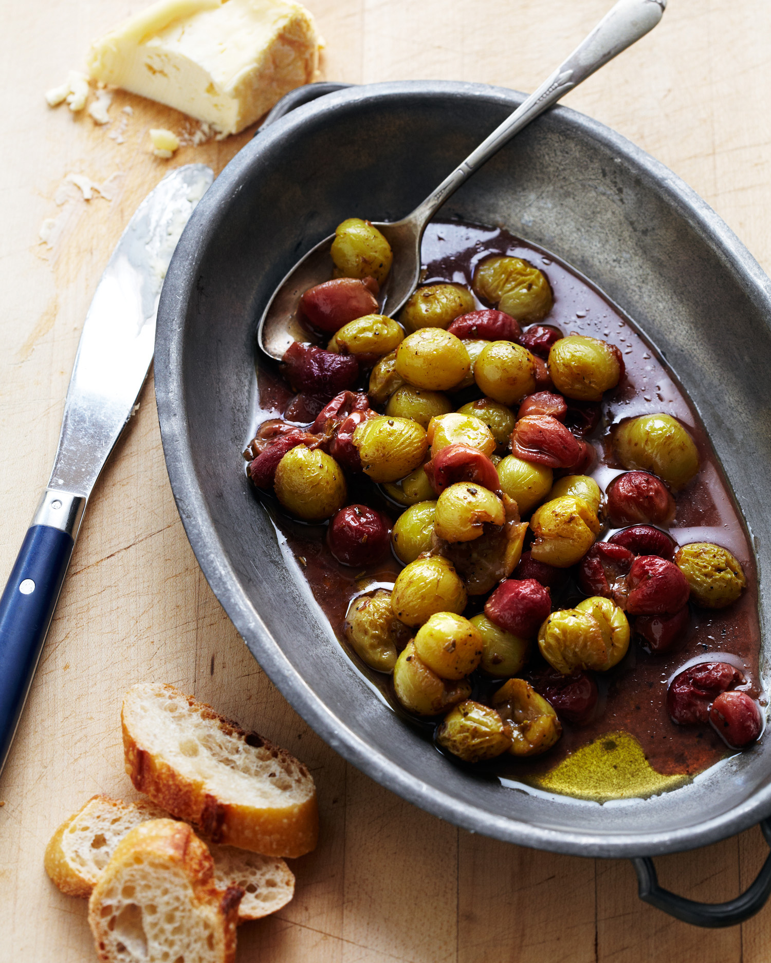 roasted-grapes-with-oozy-cheese