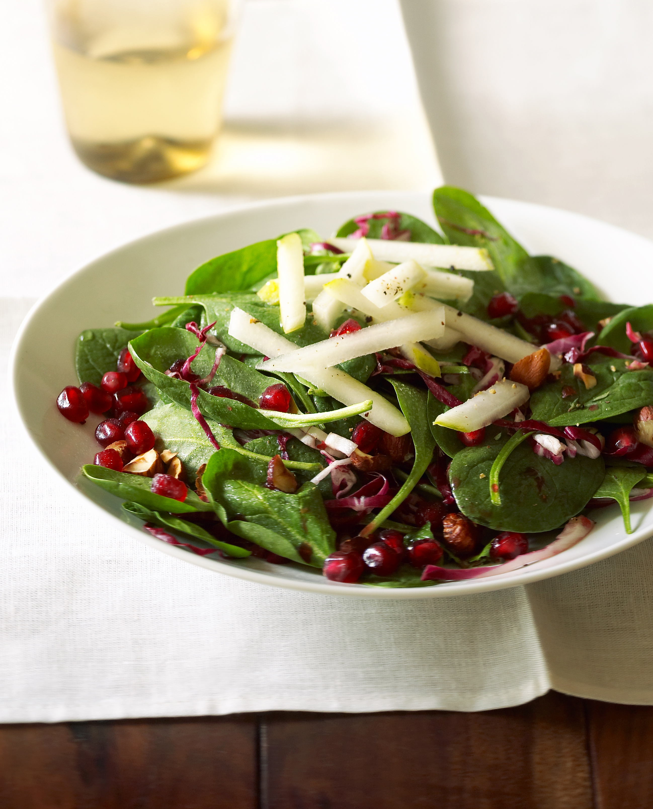 spinach-pomegranate-salad-with-pears-and-hazelnuts