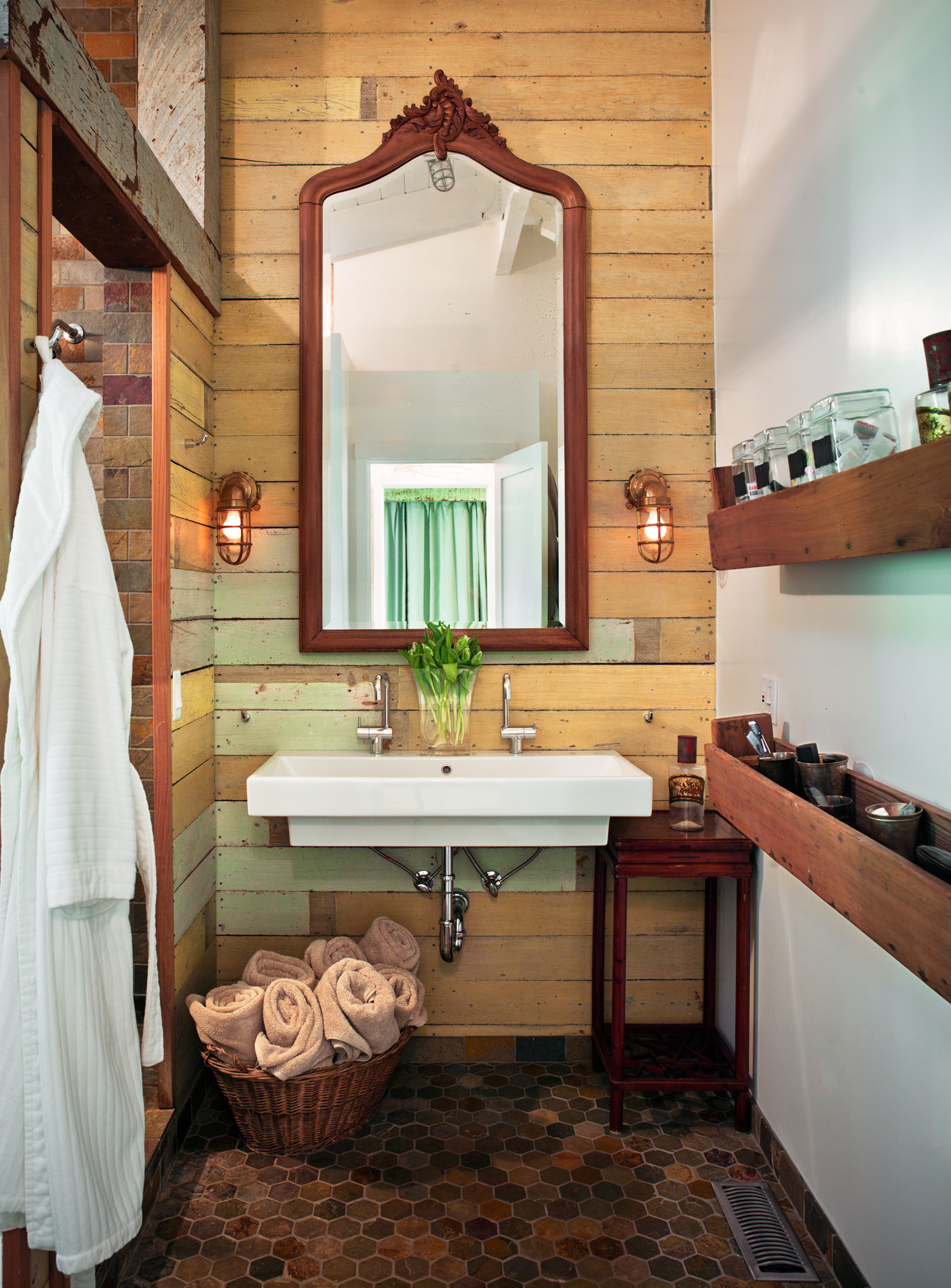 creative-country-house-bathroom