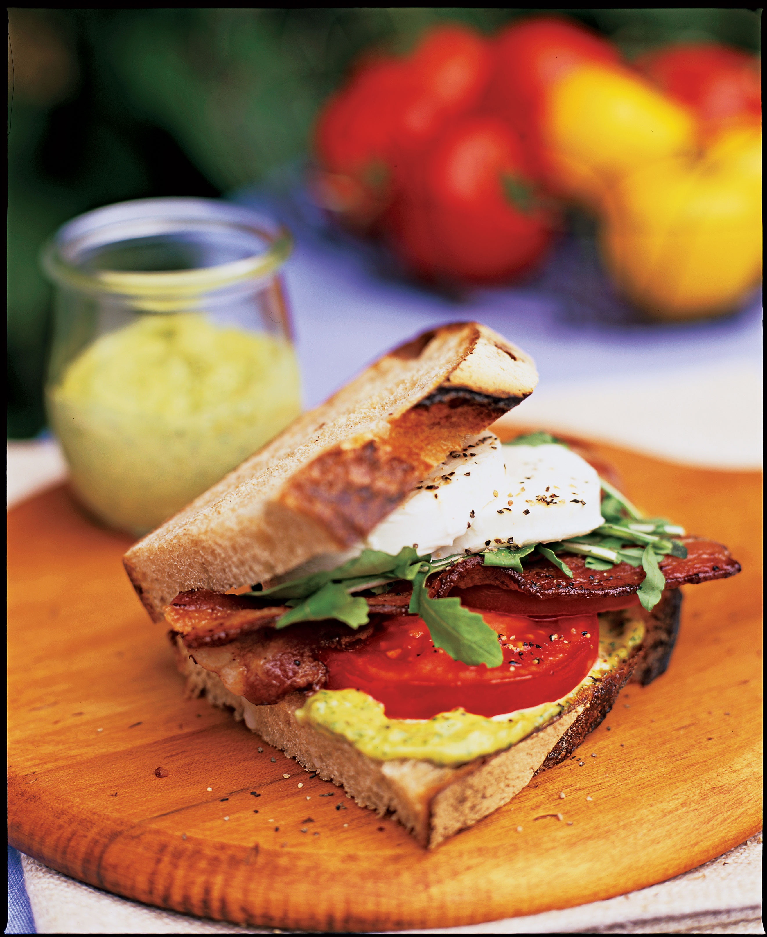 Are there sandwiches on the table. Бутерброды треугольники. БЛТ сэндвич. Здоровый бутерброд. Сэндвич кухня здоровья