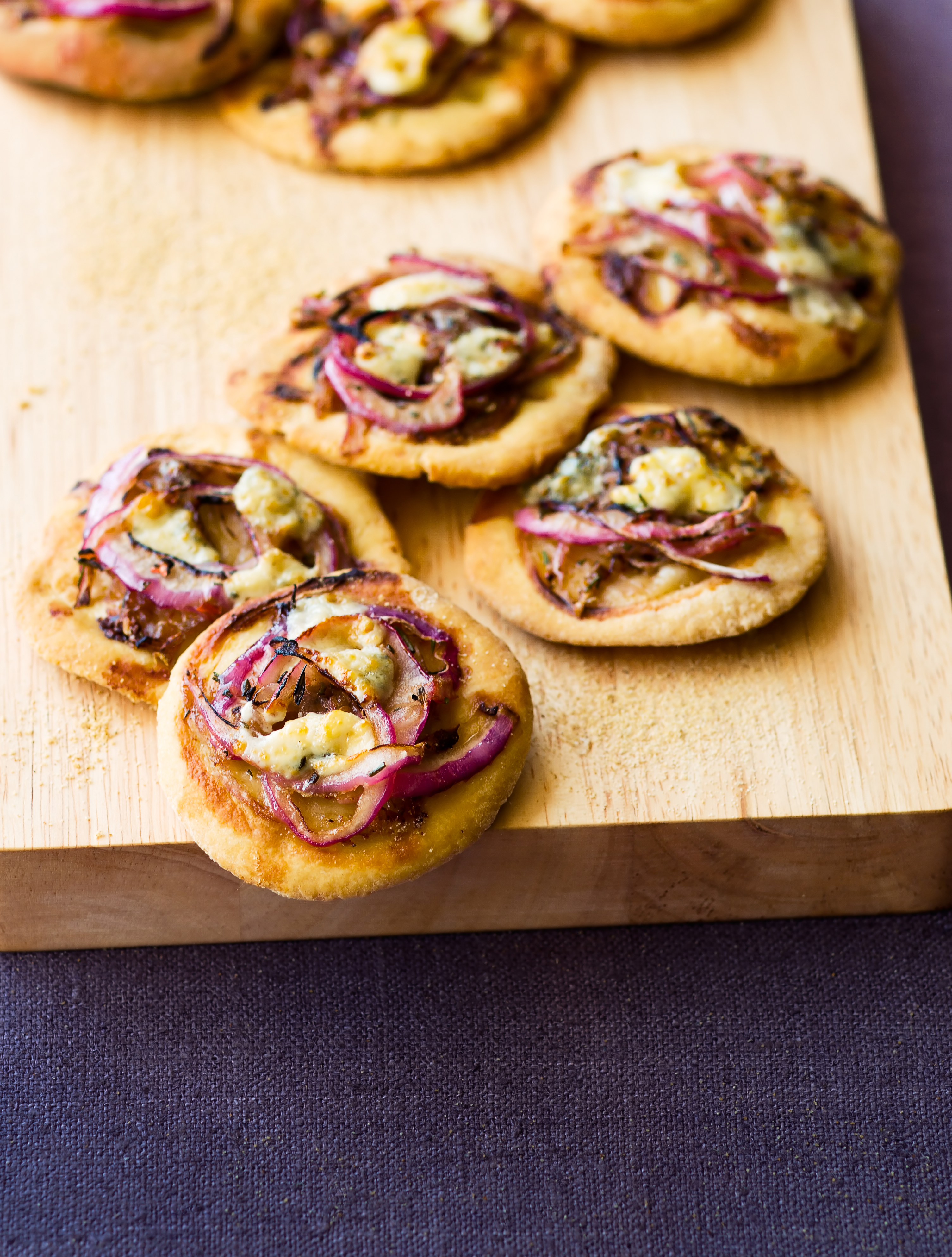 red-onion-and-gorgonzola-flatbread
