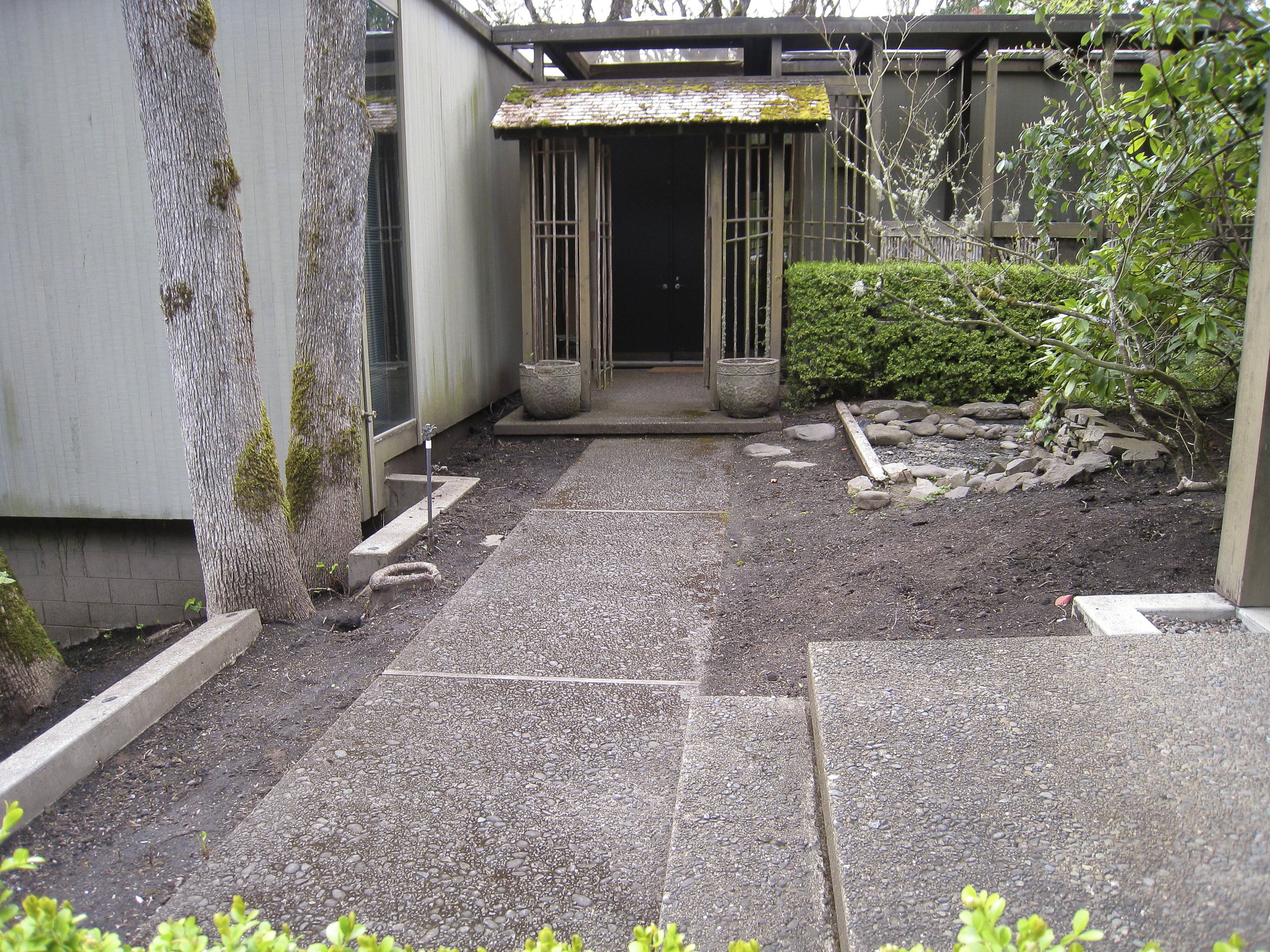 How to Design a Front Yard Boardwalk