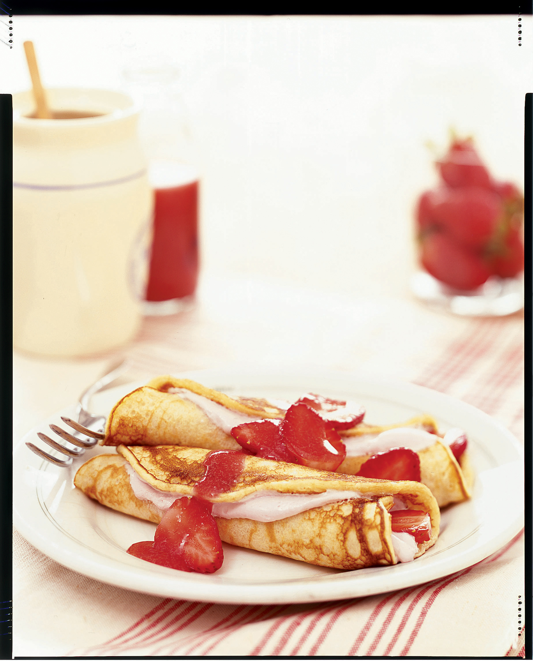 strawberry-pancake-roll-ups