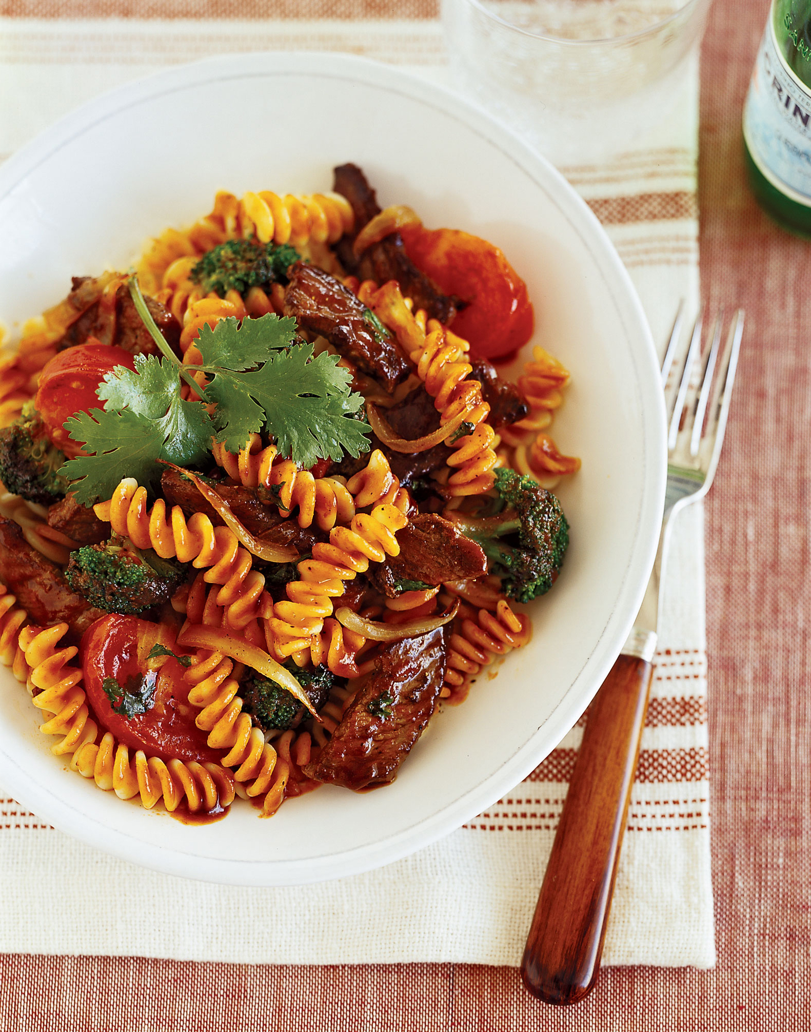 beef-with-tomatoes-pasta-and-chili-sauce