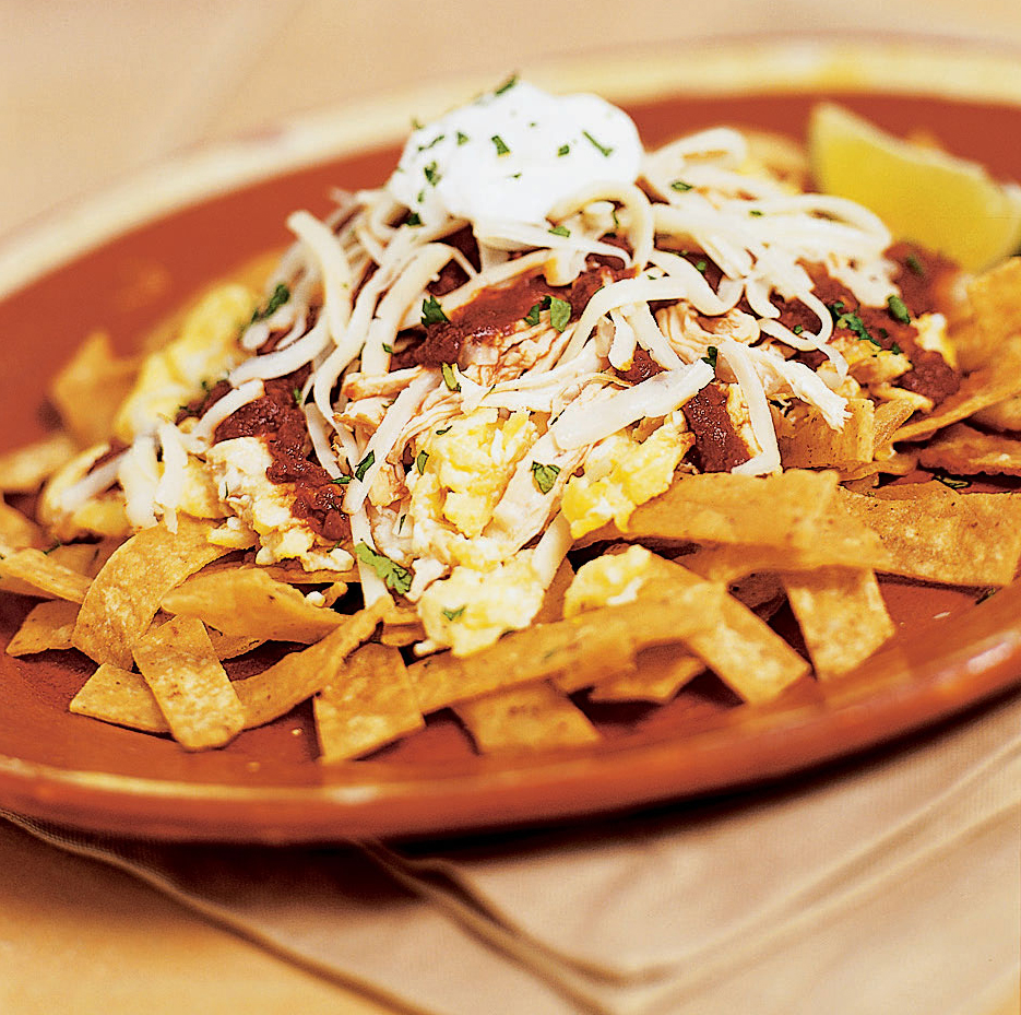 chilaquiles-con-pollo-y-queso