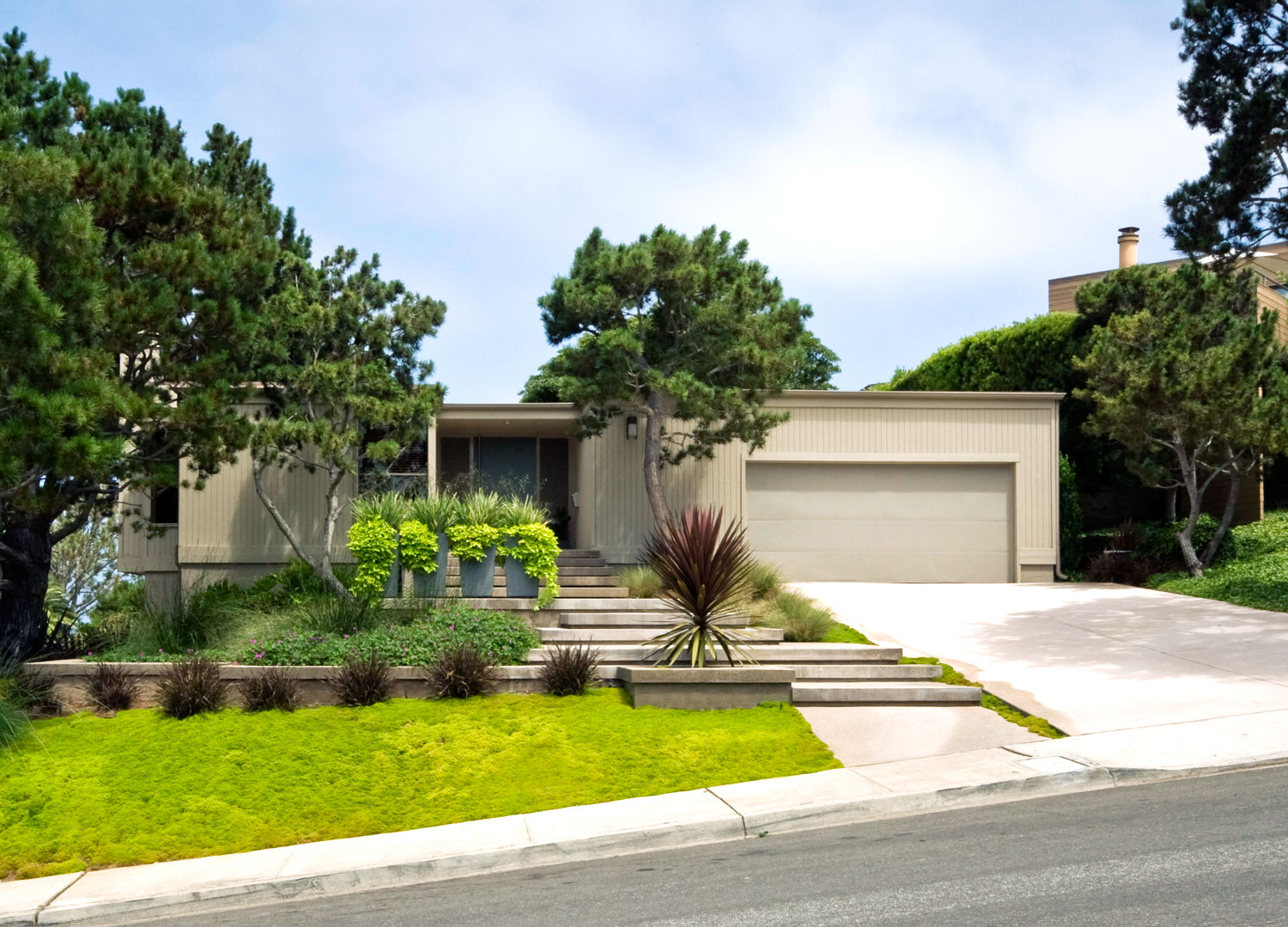 after-del-mar-welcoming-front-yard
