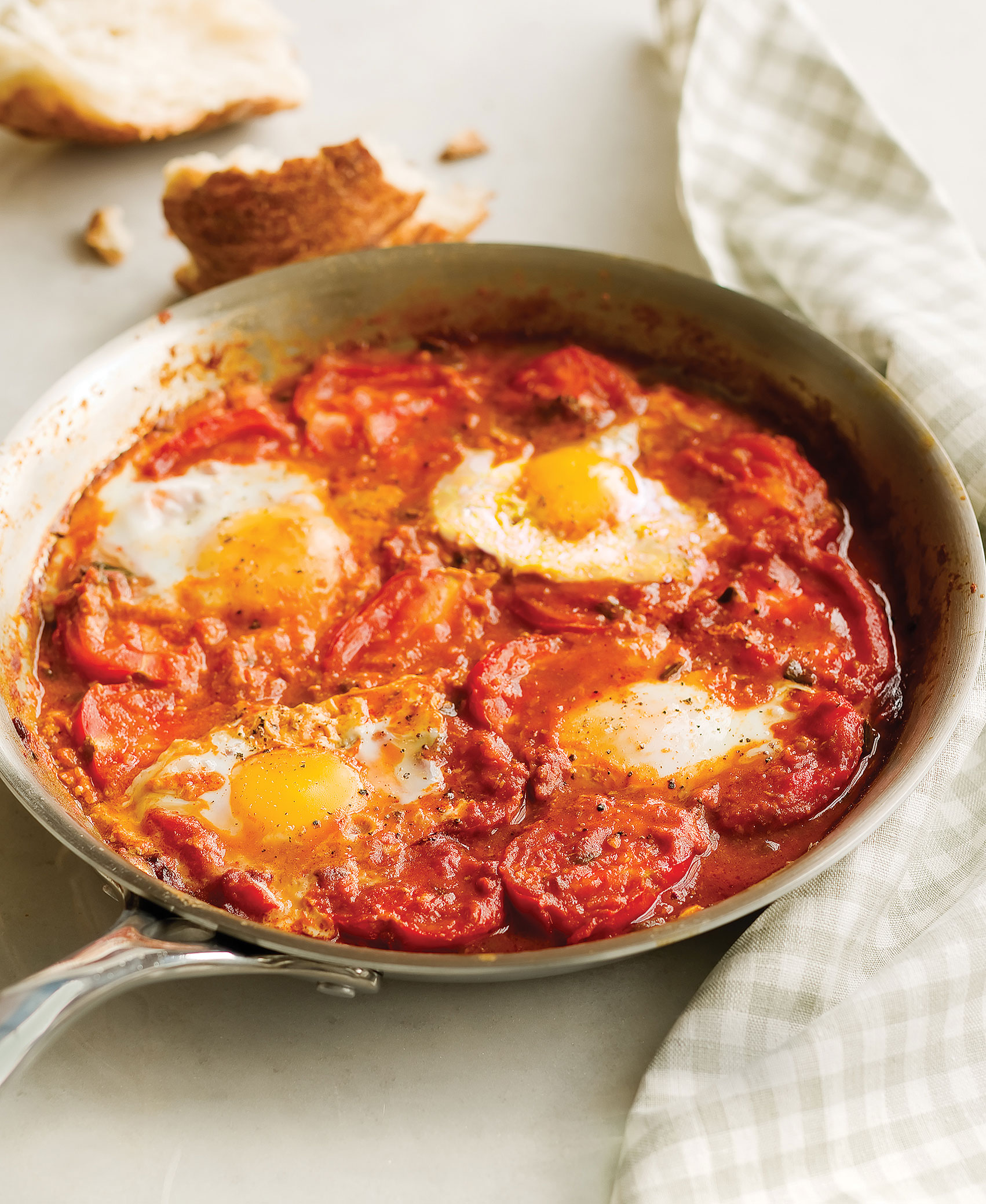 paprika-tomatoes-with-poached-eggs-shakshouka