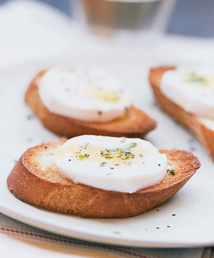 fresh-mozzarella-and-herb-crostini
