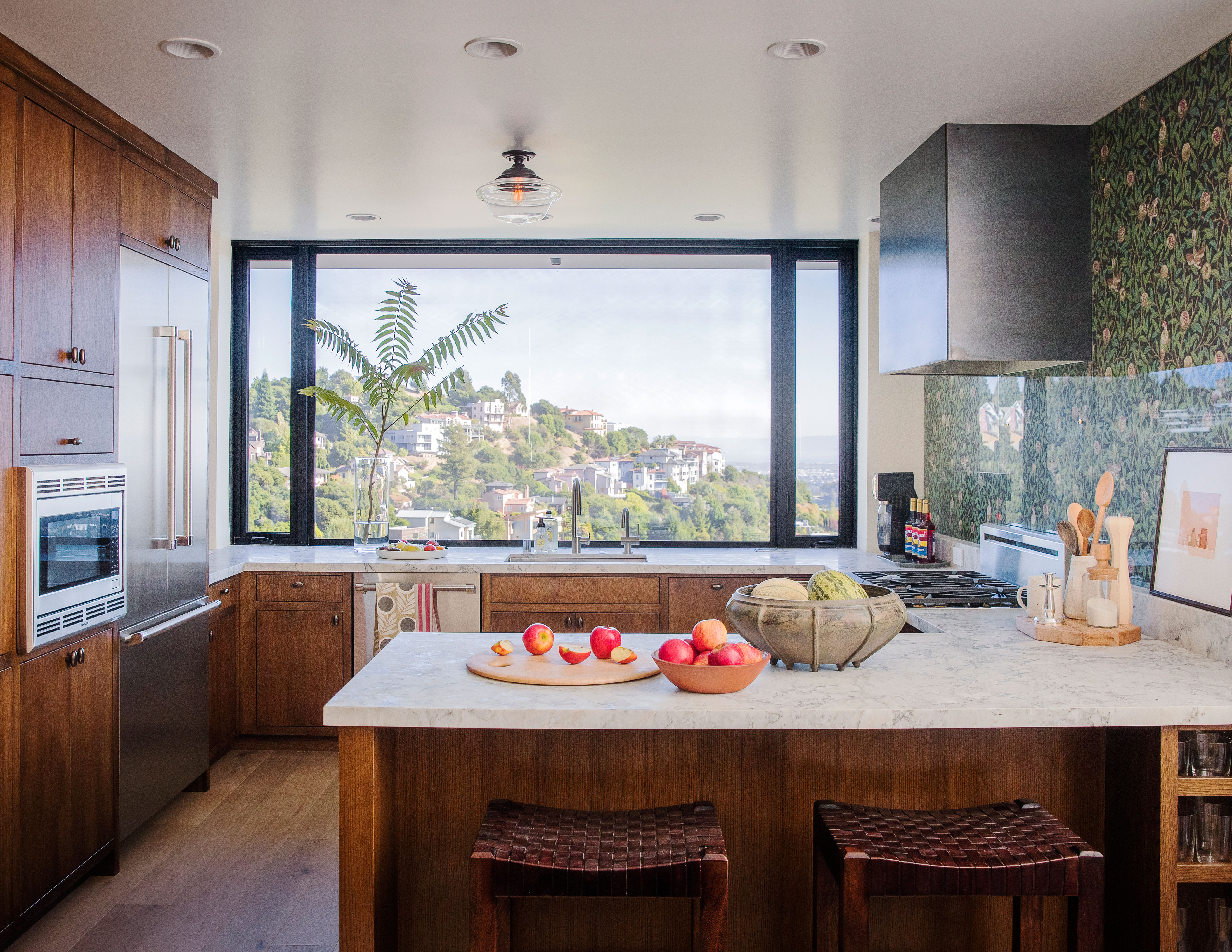 designers-picks-old-world-wallpapers