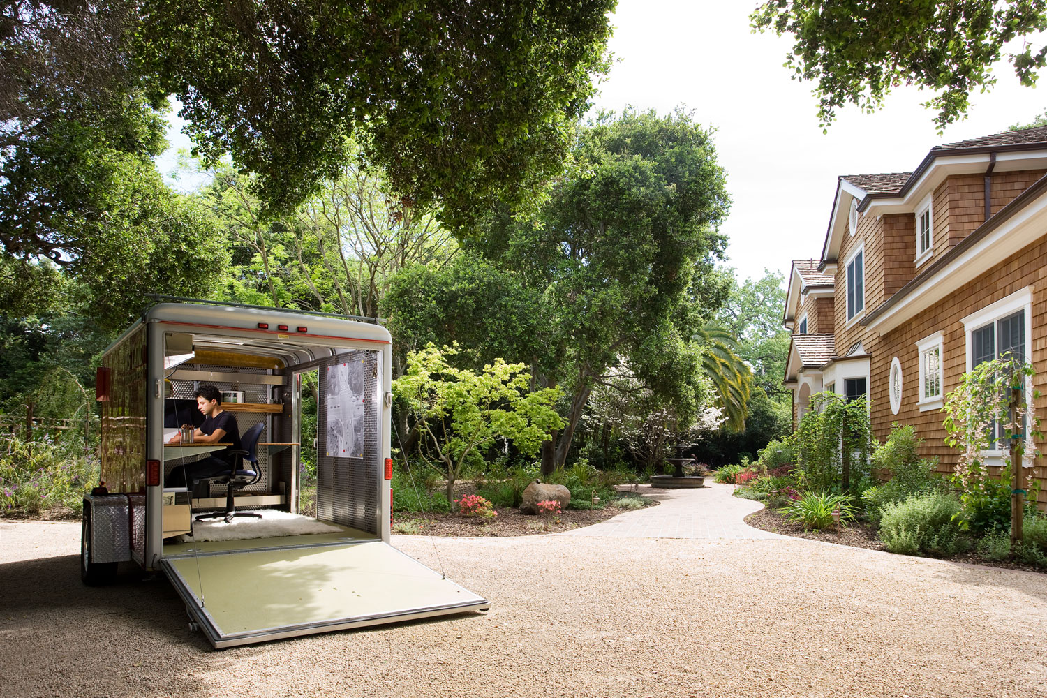 mobile-office-on-the-work-site