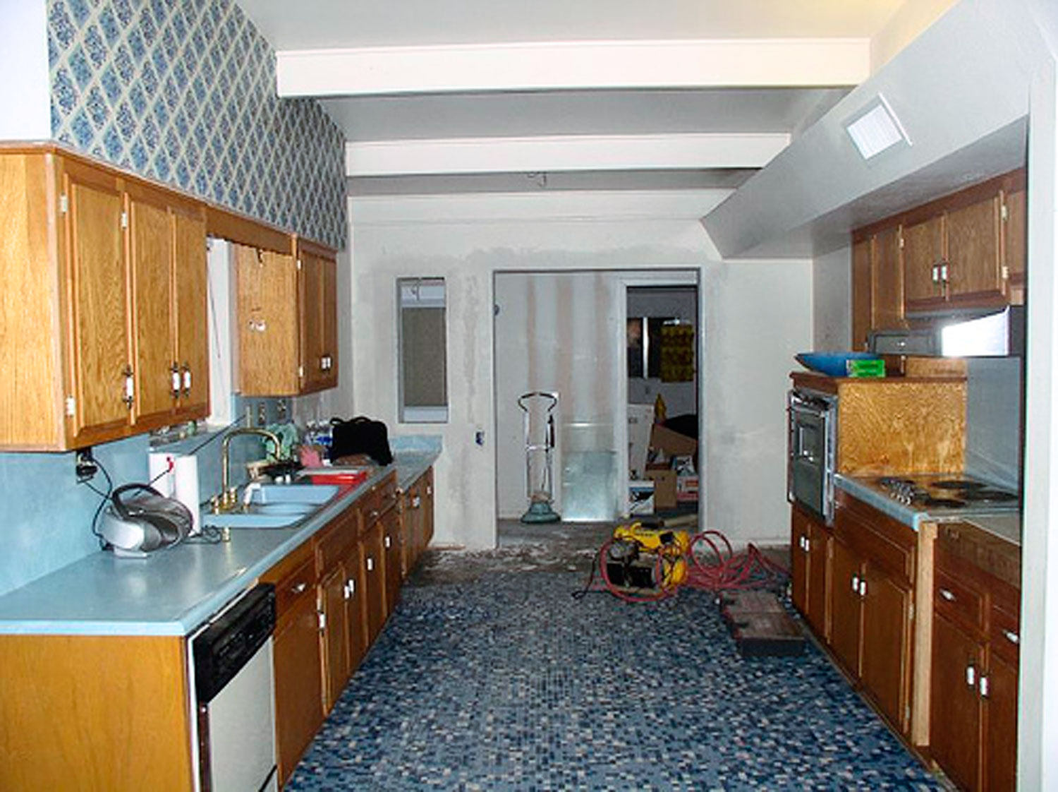 retro-ranch-kitchen-before