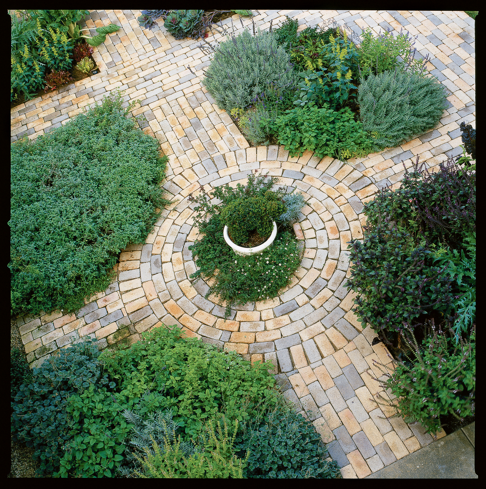 classic-kitchen-garden-paths