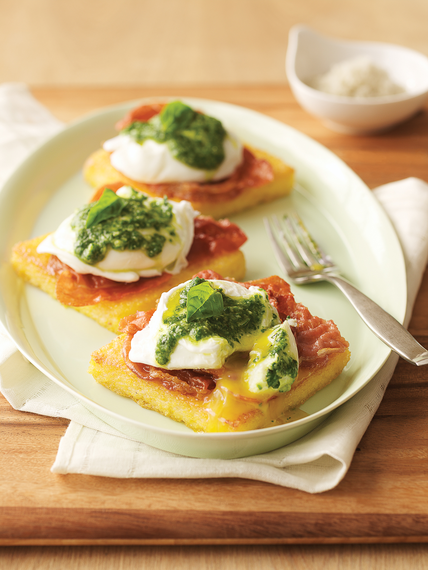 uova-benedetto-poached-eggs-on-polenta-with-pesto-and-crisp-prosciutto