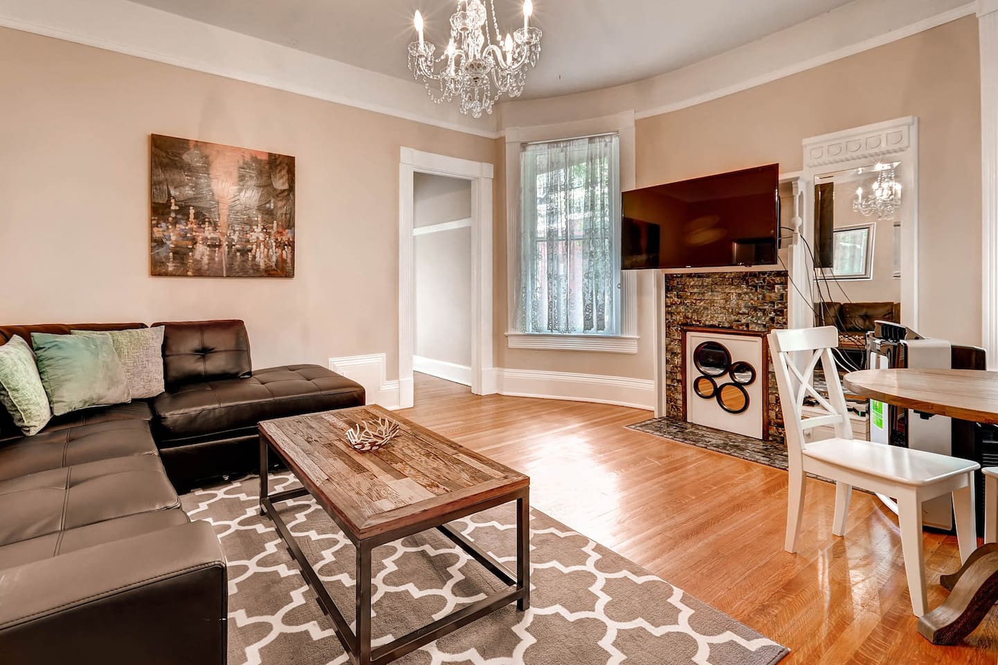 victorian-apartment-north-capitol-hill