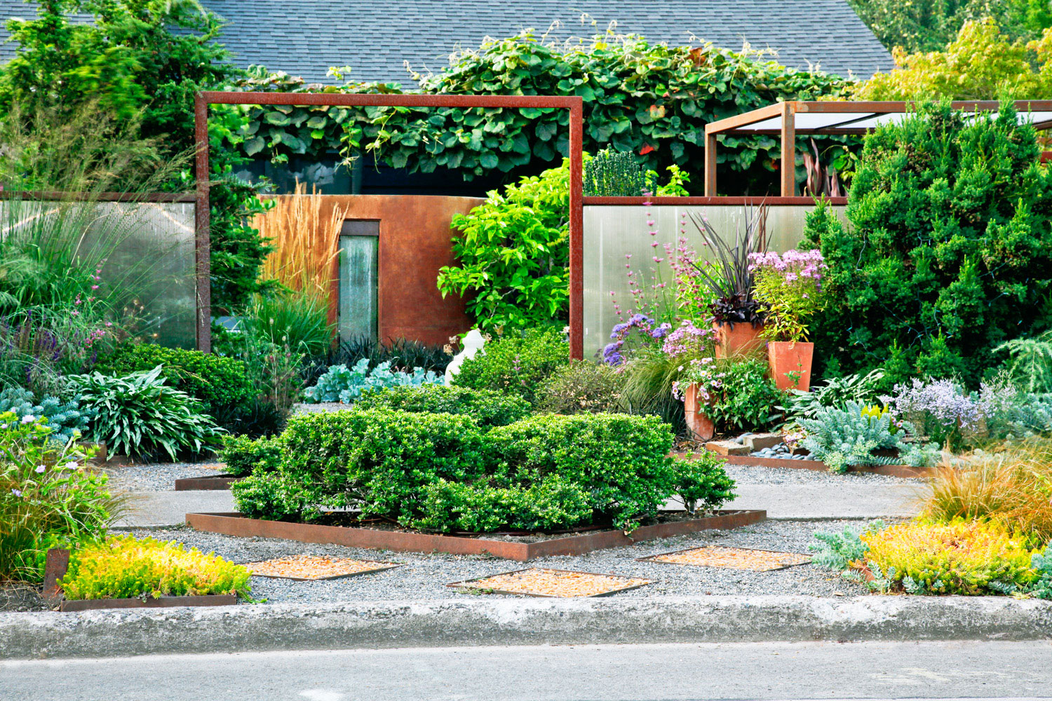 8 Ways to Use Edibles as Ornamentals