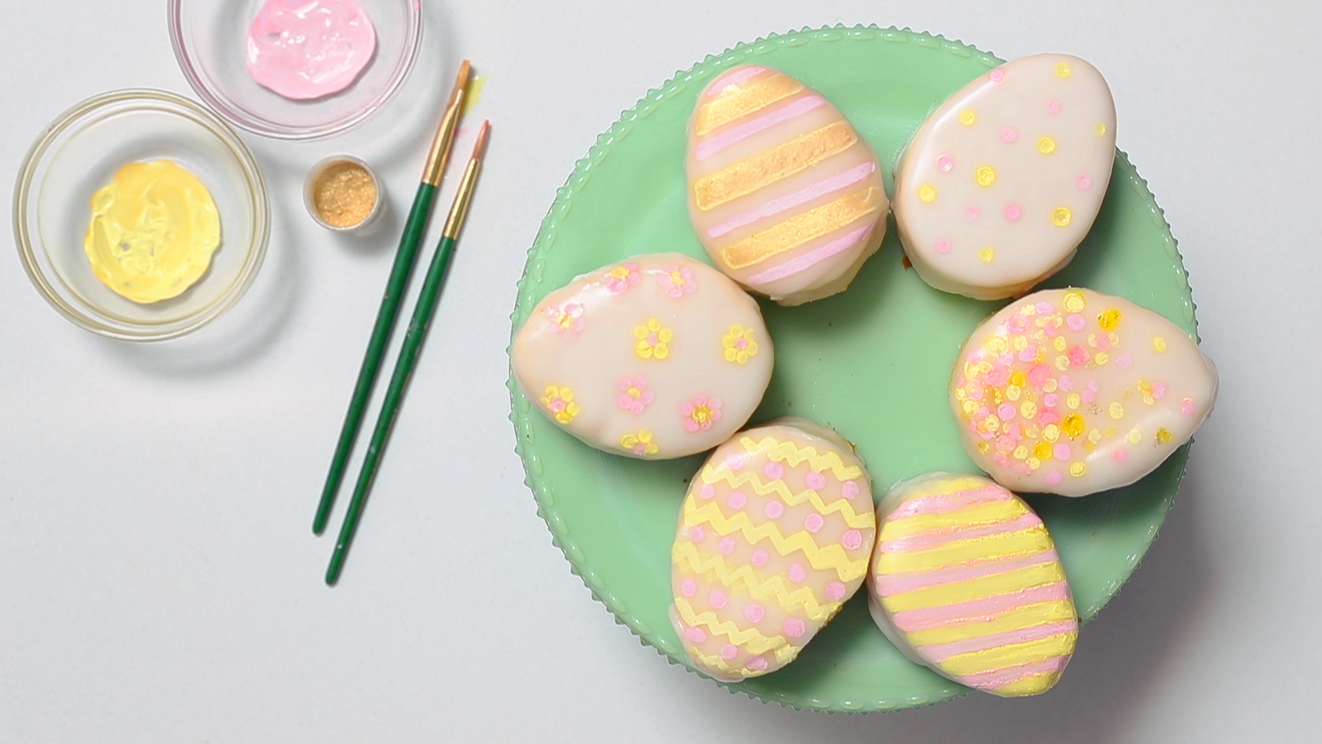 How to Make Mini Easter Egg Cakes