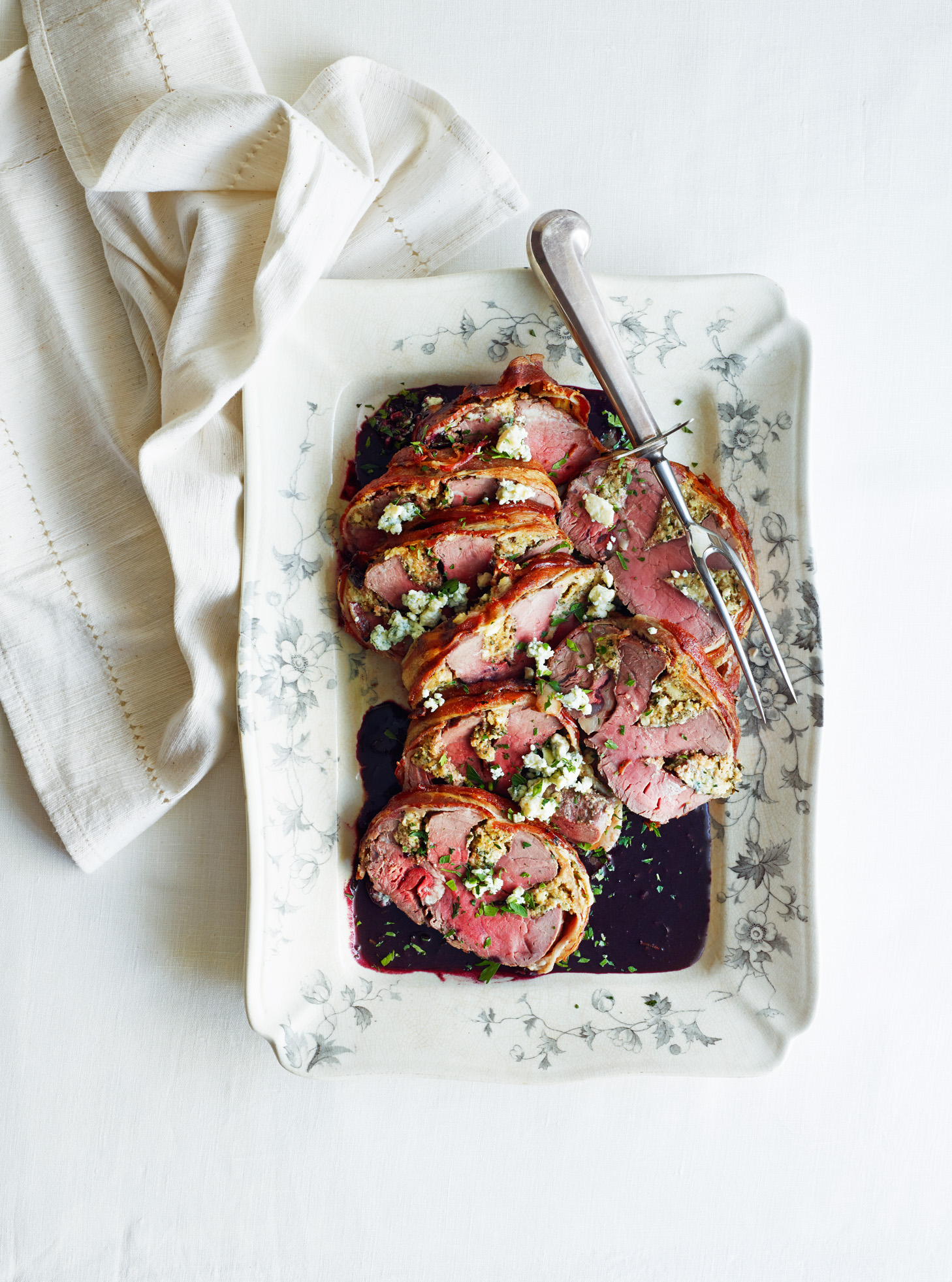 gorgonzola-stuffed-beef-tenderloin-with-port-wine-sauce