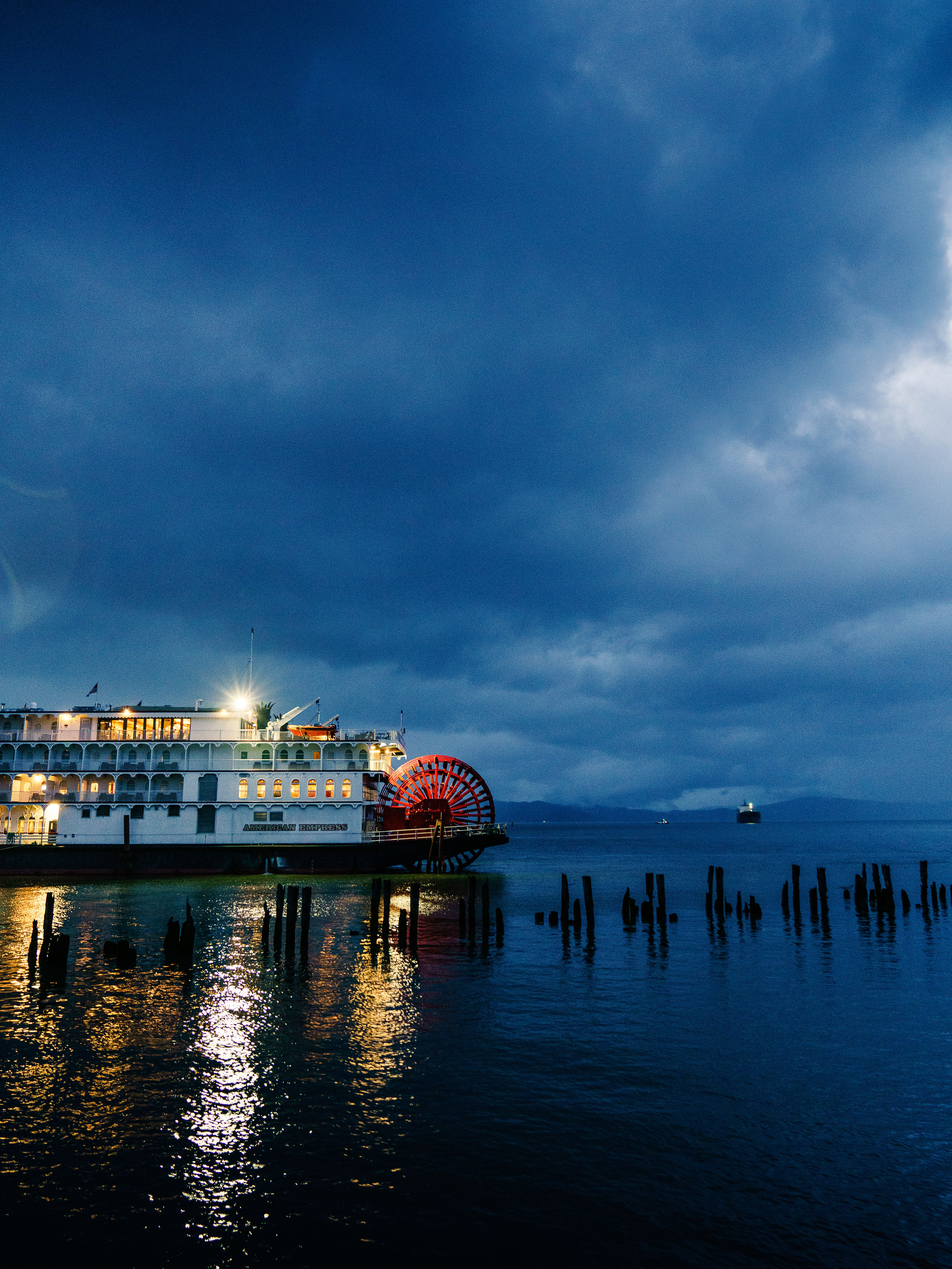 A Super-Romantic Cruise on the Columbia River