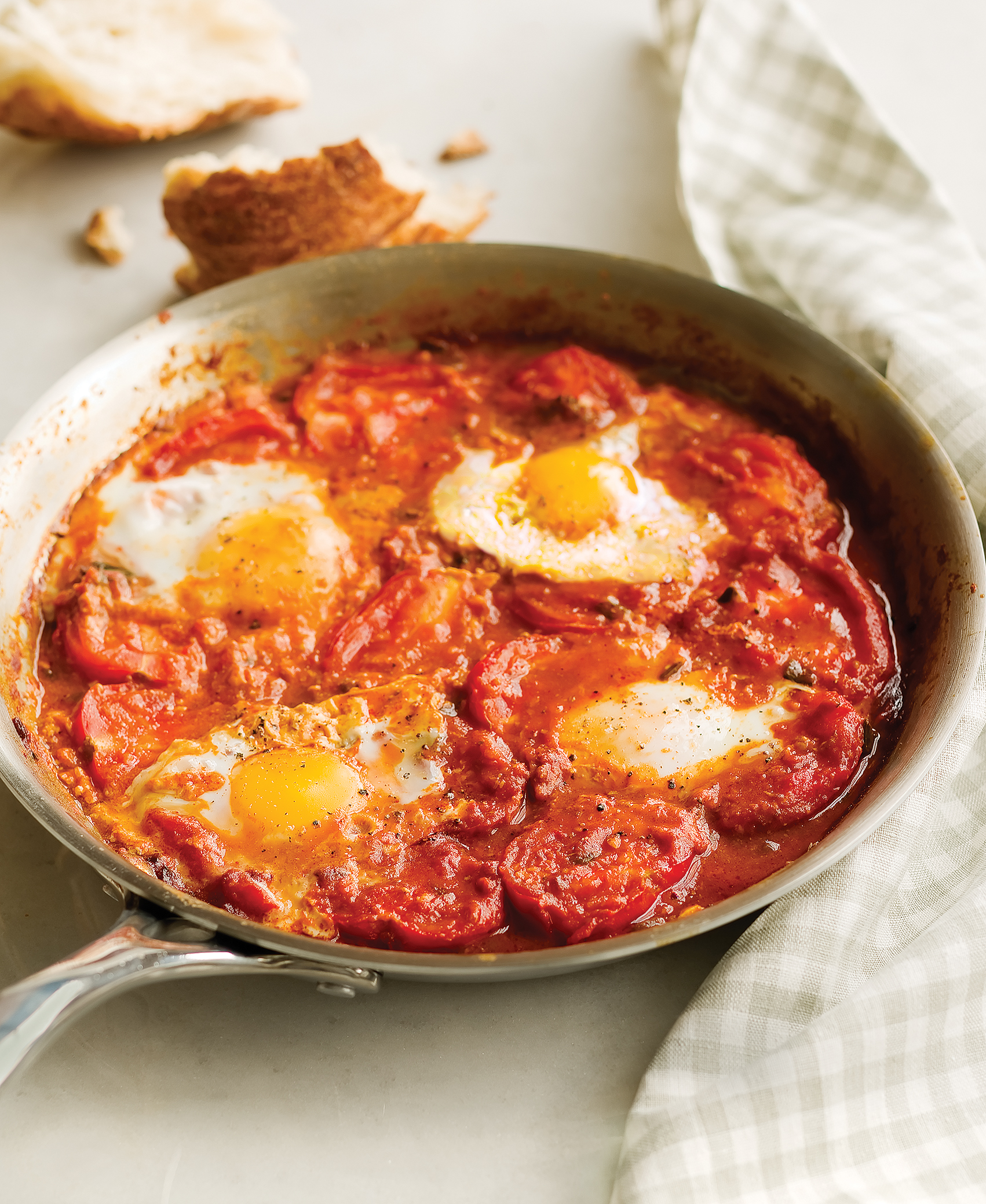 paprika-tomatoes-with-poached-eggs-shakshouka